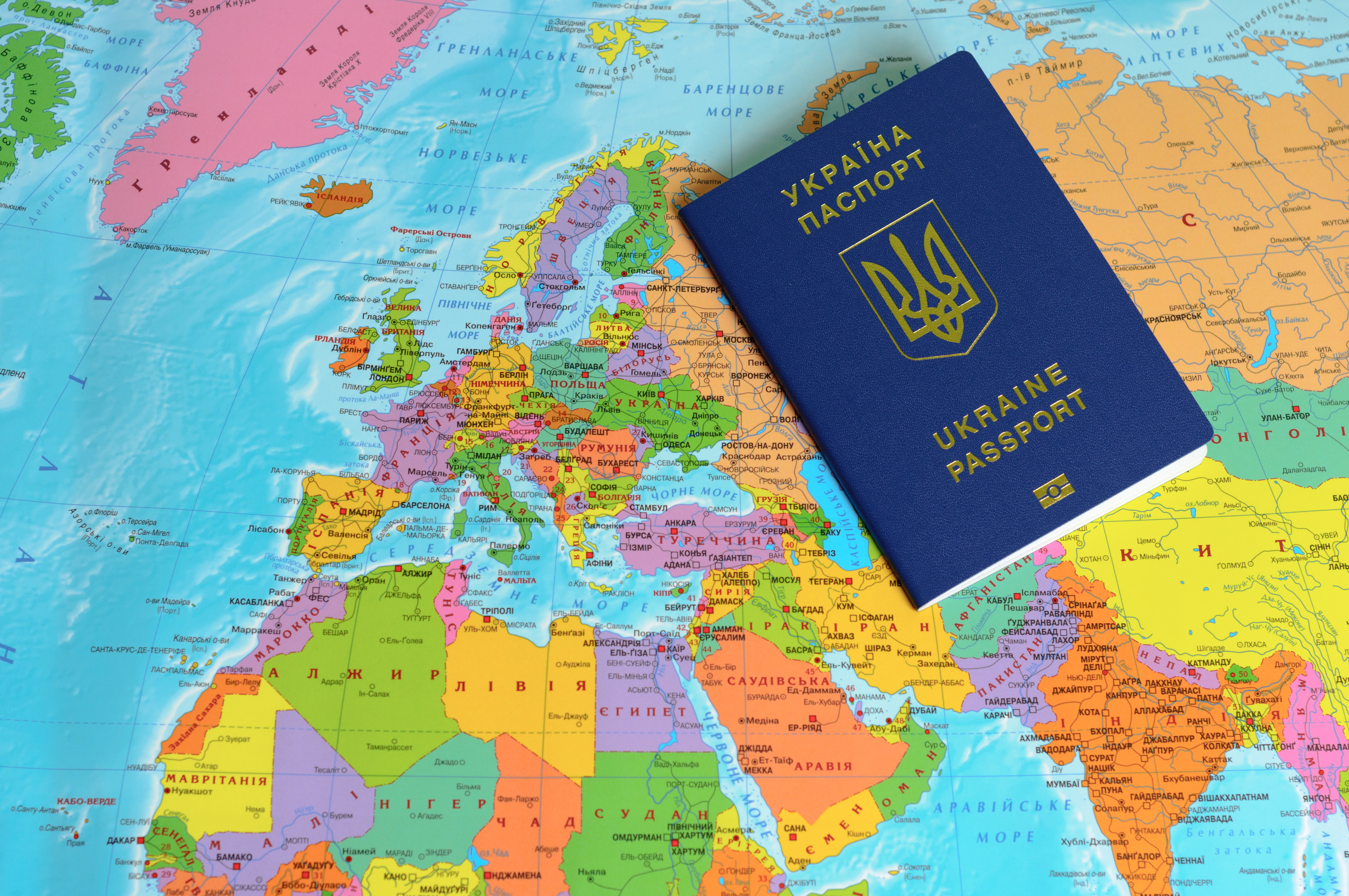 Паспорт Украины и карта стран мира, которые украинцы могут посещать по безвизу