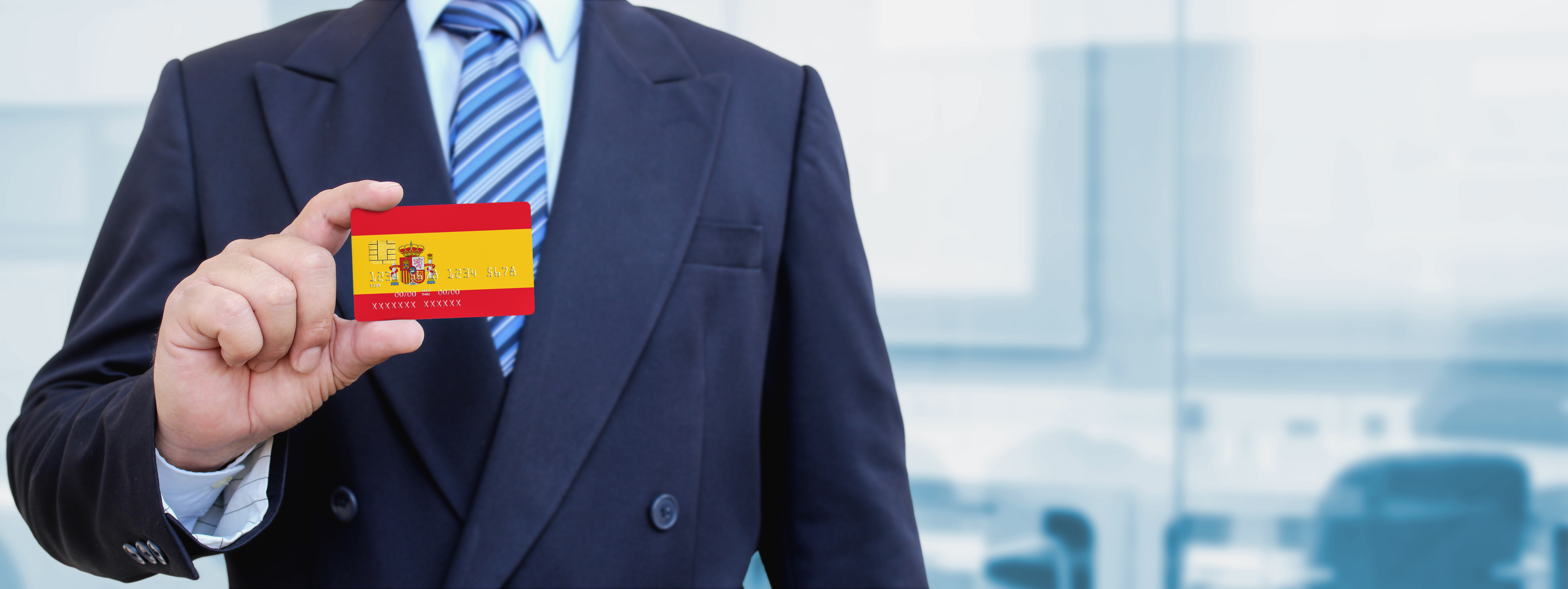 Бизнесмен с флагом Испании, куда иностранцы могут переехать через бизнес