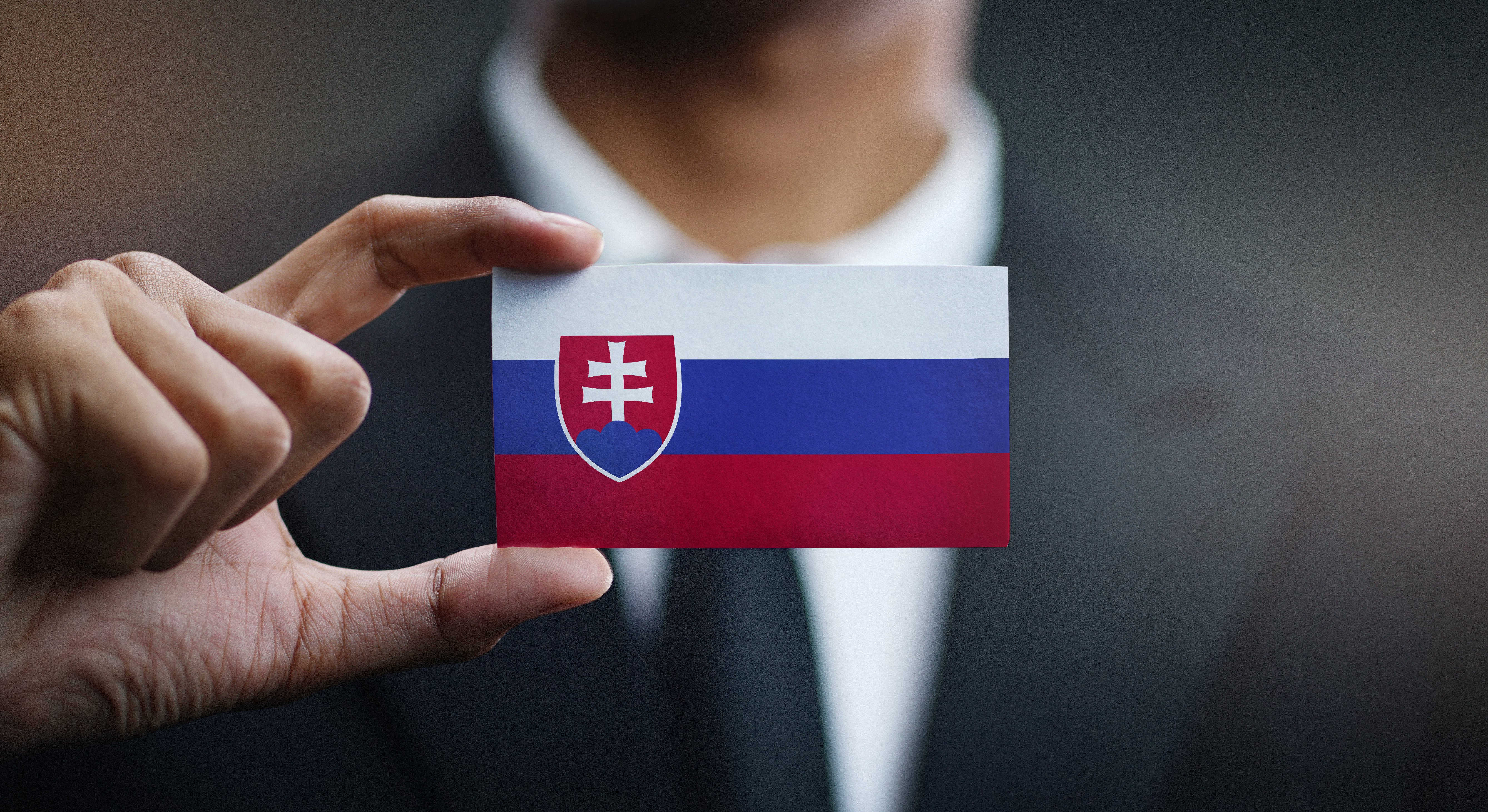 Бизнесмен с флагом Словакии, где иностранцы могут открыть бизнес