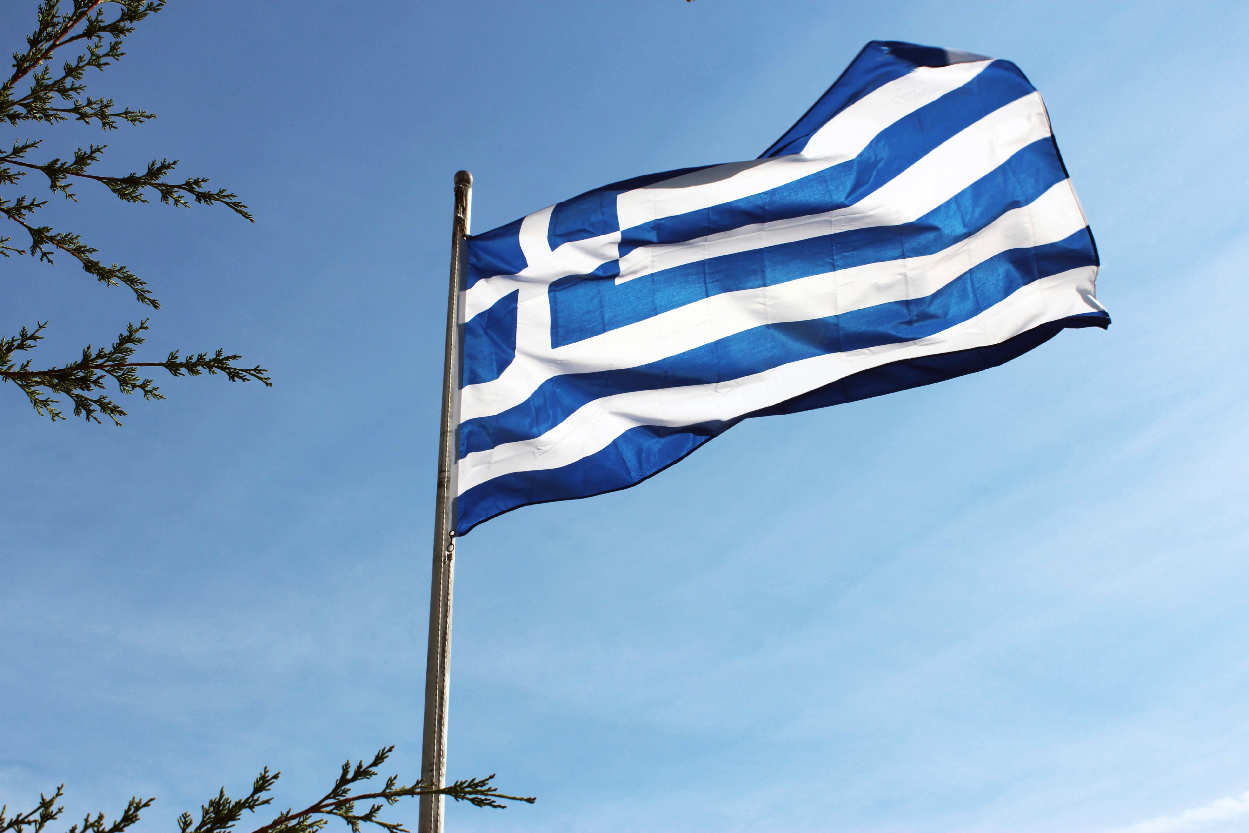 Флаг Греции, где иностранцам для получения визы надо собрать пакет документов