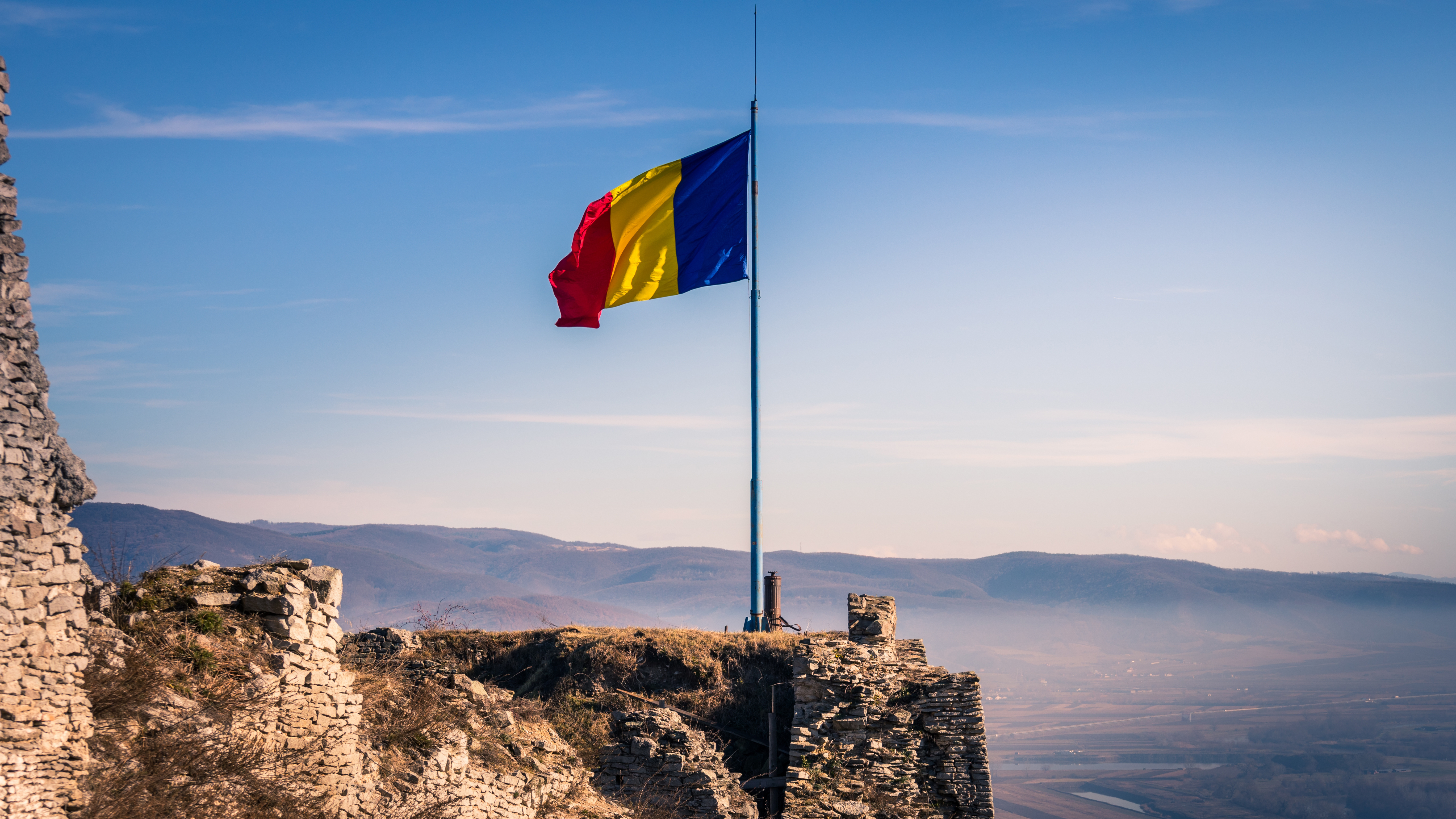 Флаг Румынии, страны, где иностранцы могут получить досар