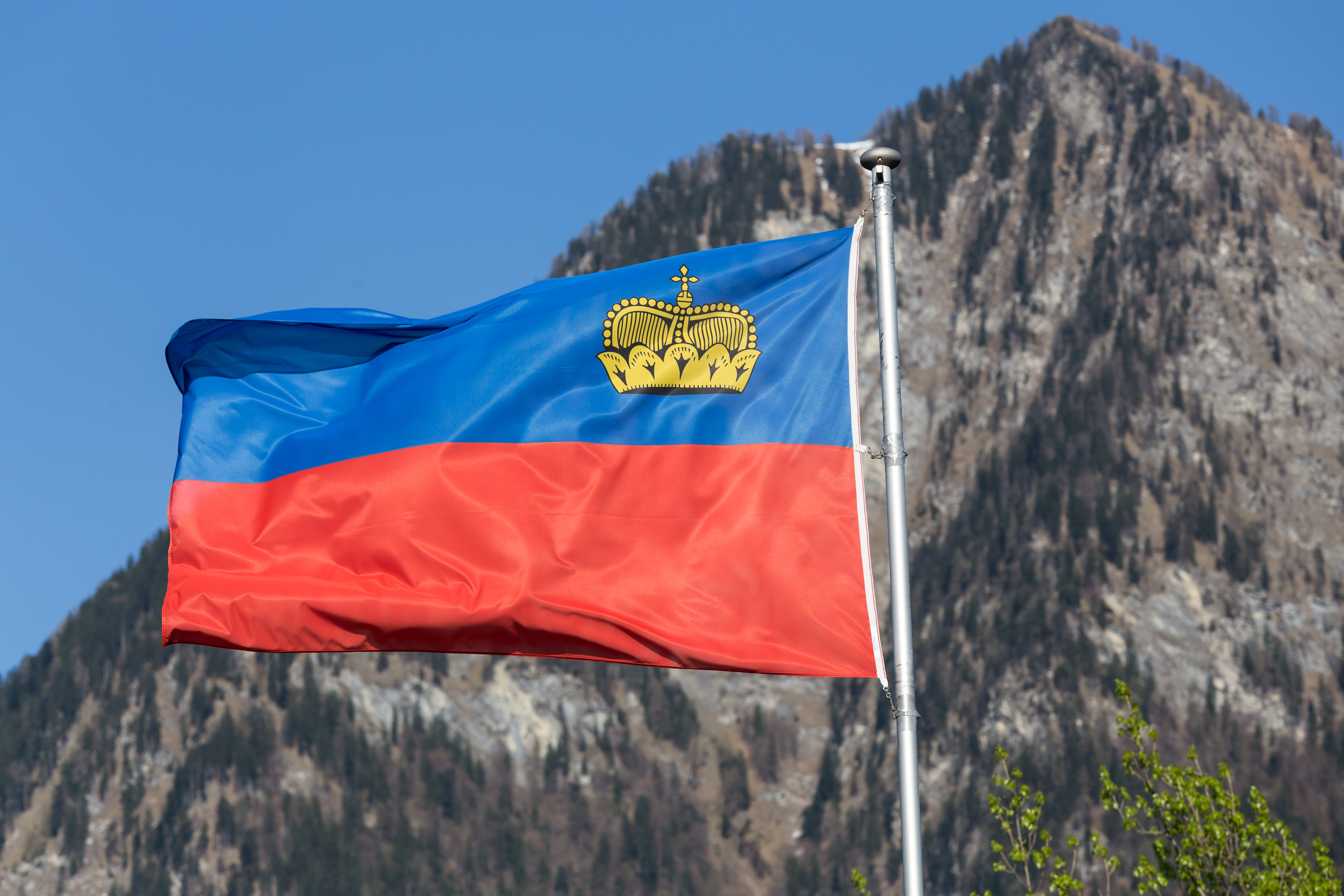 Флаг Лихтенштейна, паспорт которого могут оформить иностранцы