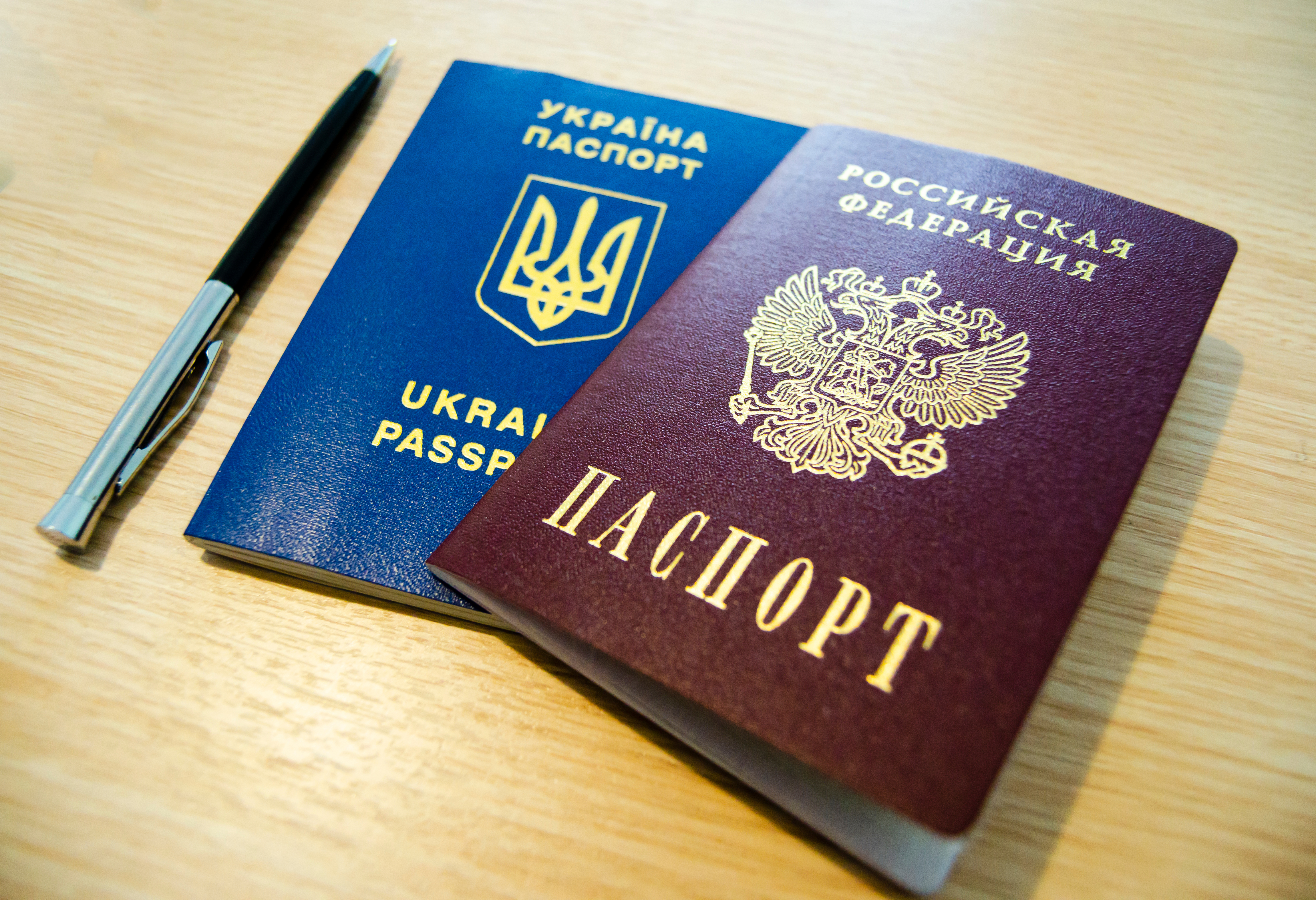 Паспорт Украины возле паспорта РФ, который могут получить украинцы