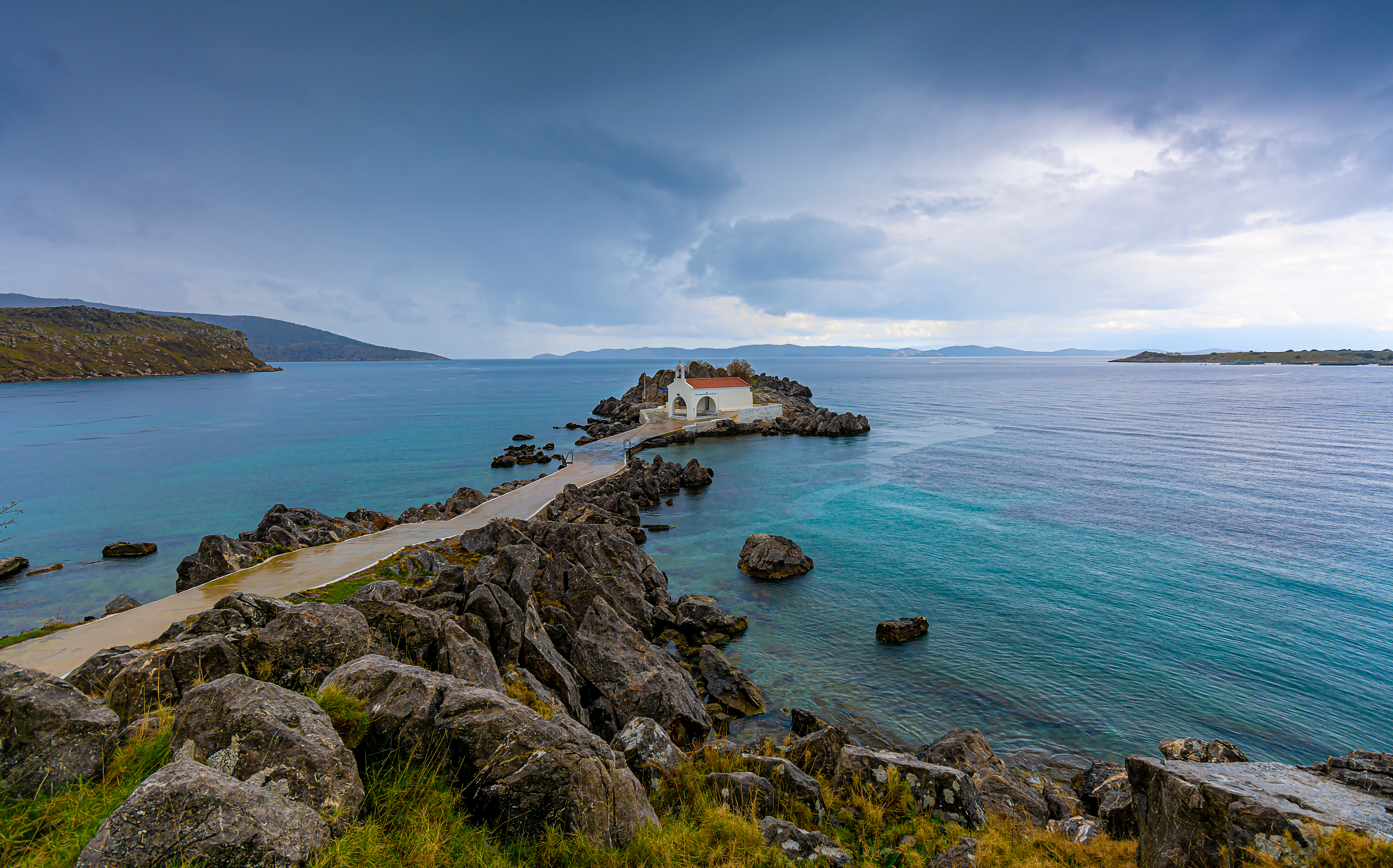 Вид на море возле островов в Греции, куда россияне могут поехать без визы