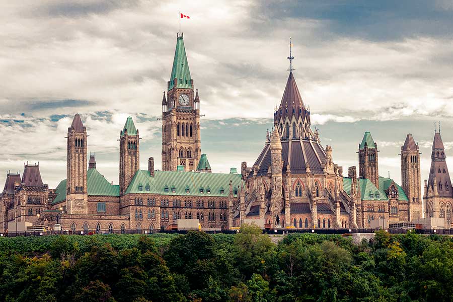 Вид на здание Парламента в Канаде, стране, куда можно переехать из стран СНГ