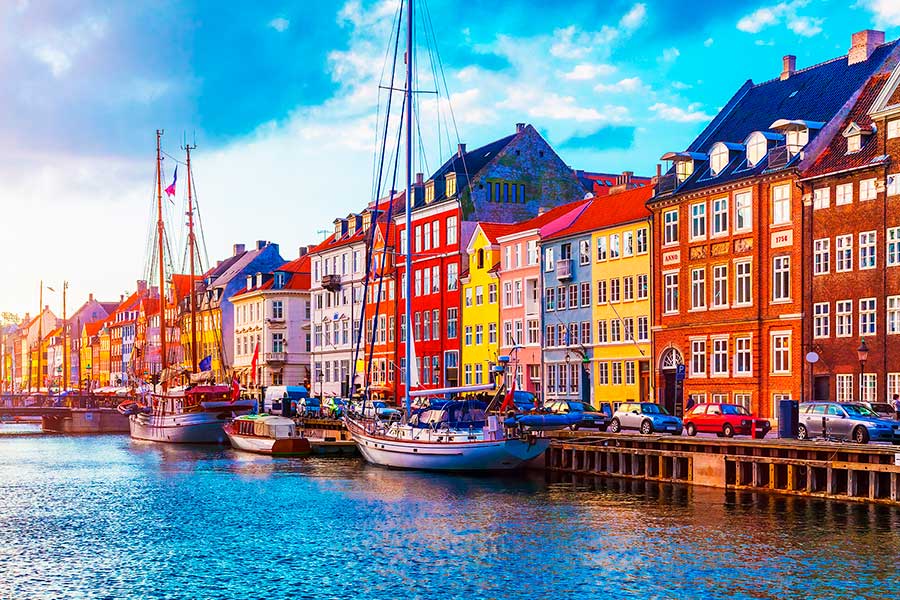 Вид на набережную в Копенгагене, столице Дании, куда можно переехать из стран СНГ