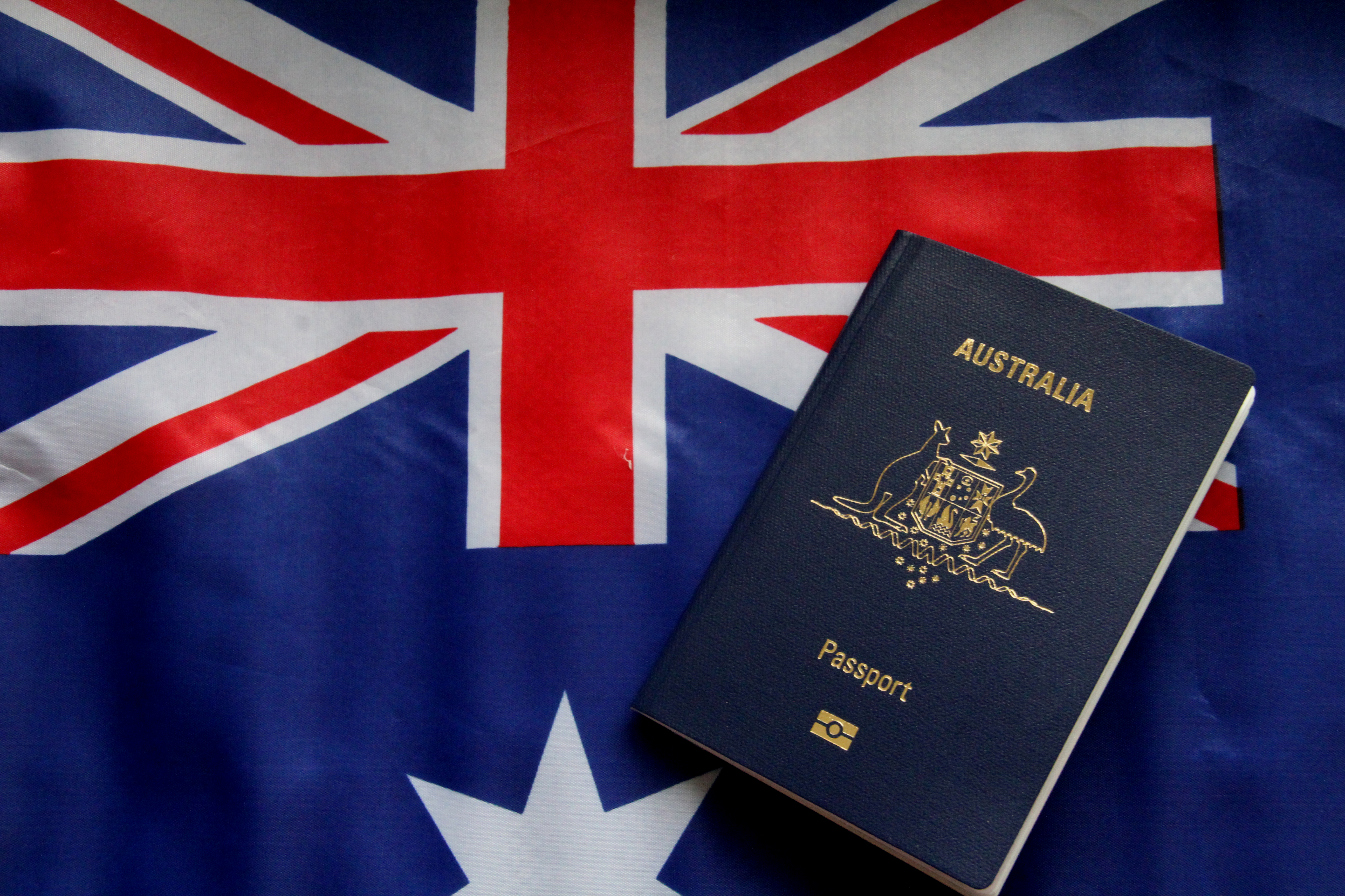 Флаг и паспорт Австралии, гражданство которой могут получить иностранцы