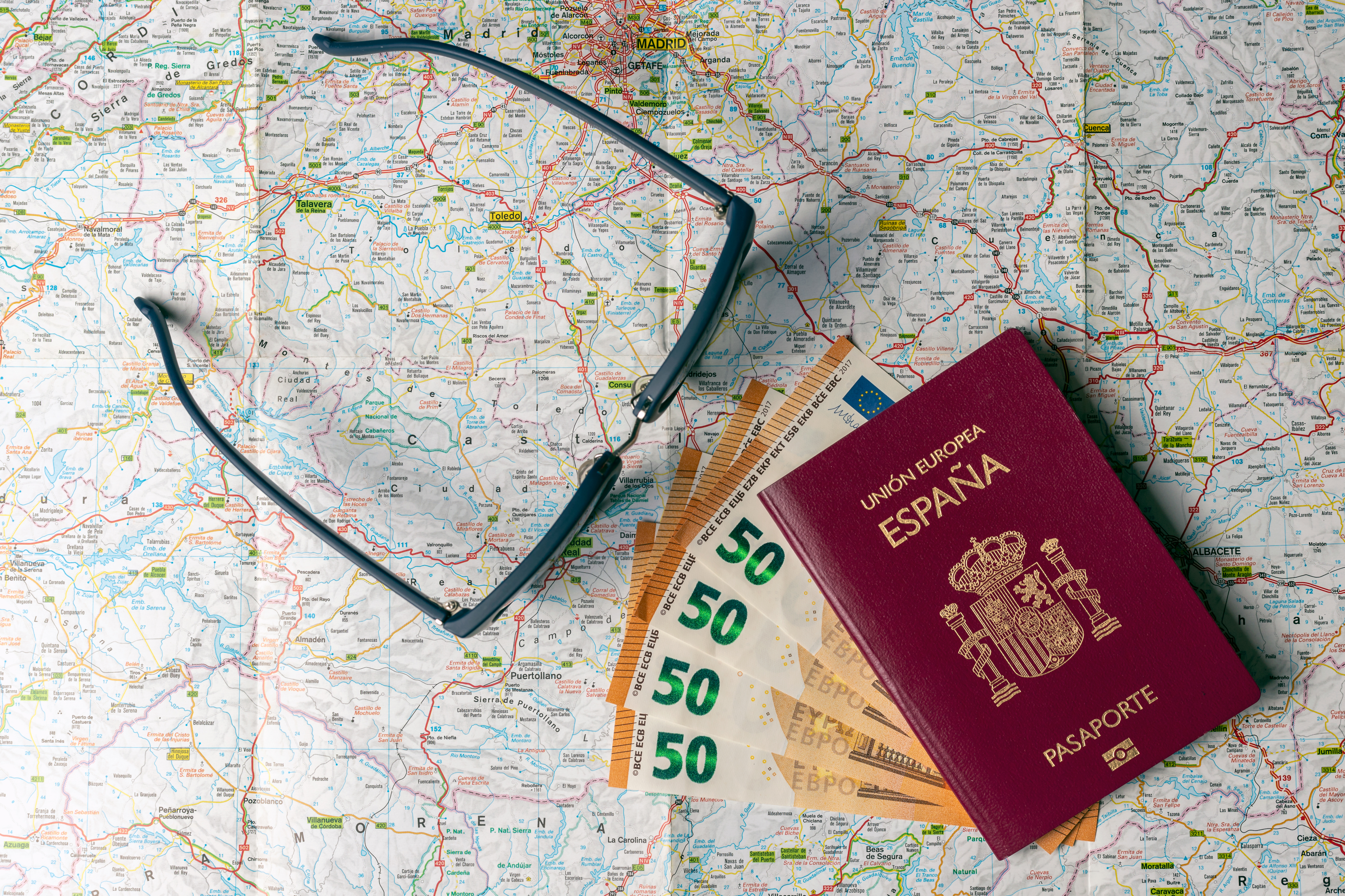 Паспорт Испании, гражданство которой могут получить россияне, украинцы и белорусы