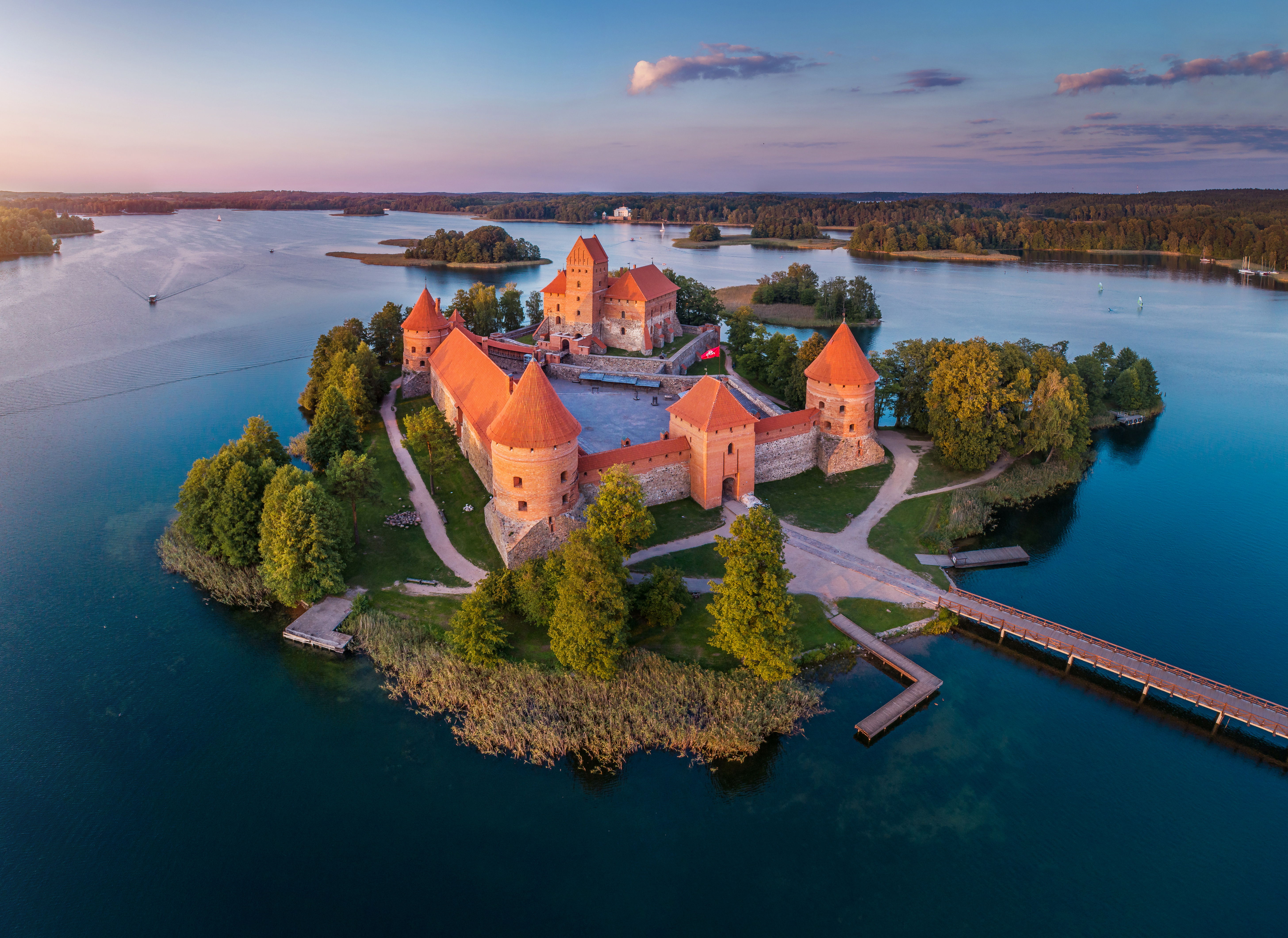 Тракайский замок в Литве, ПМЖ которой могут получить иностранцы