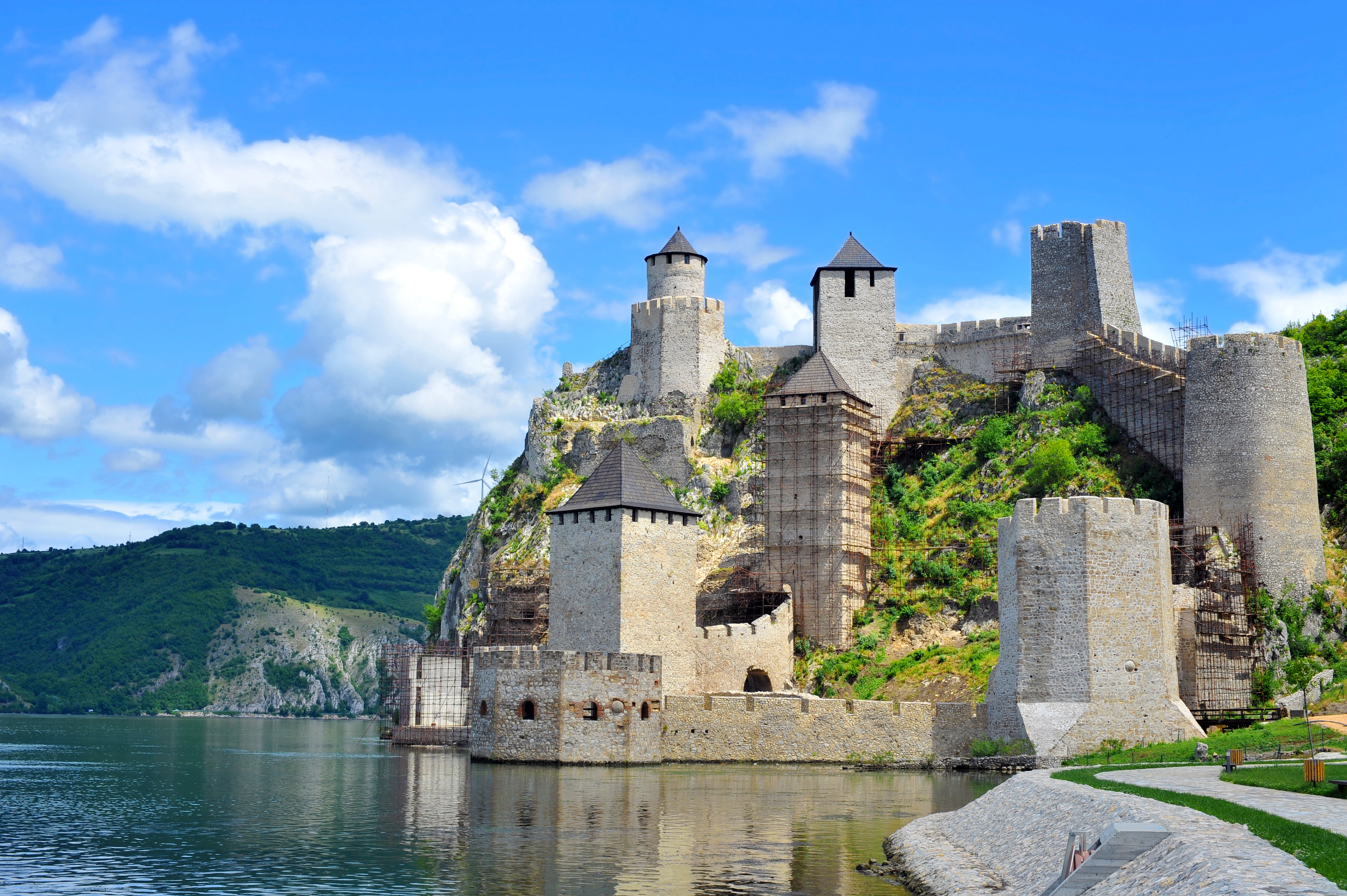Средневековая крепость в Голубаце, в Сербии, ПМЖ которой могут получить иностранцы