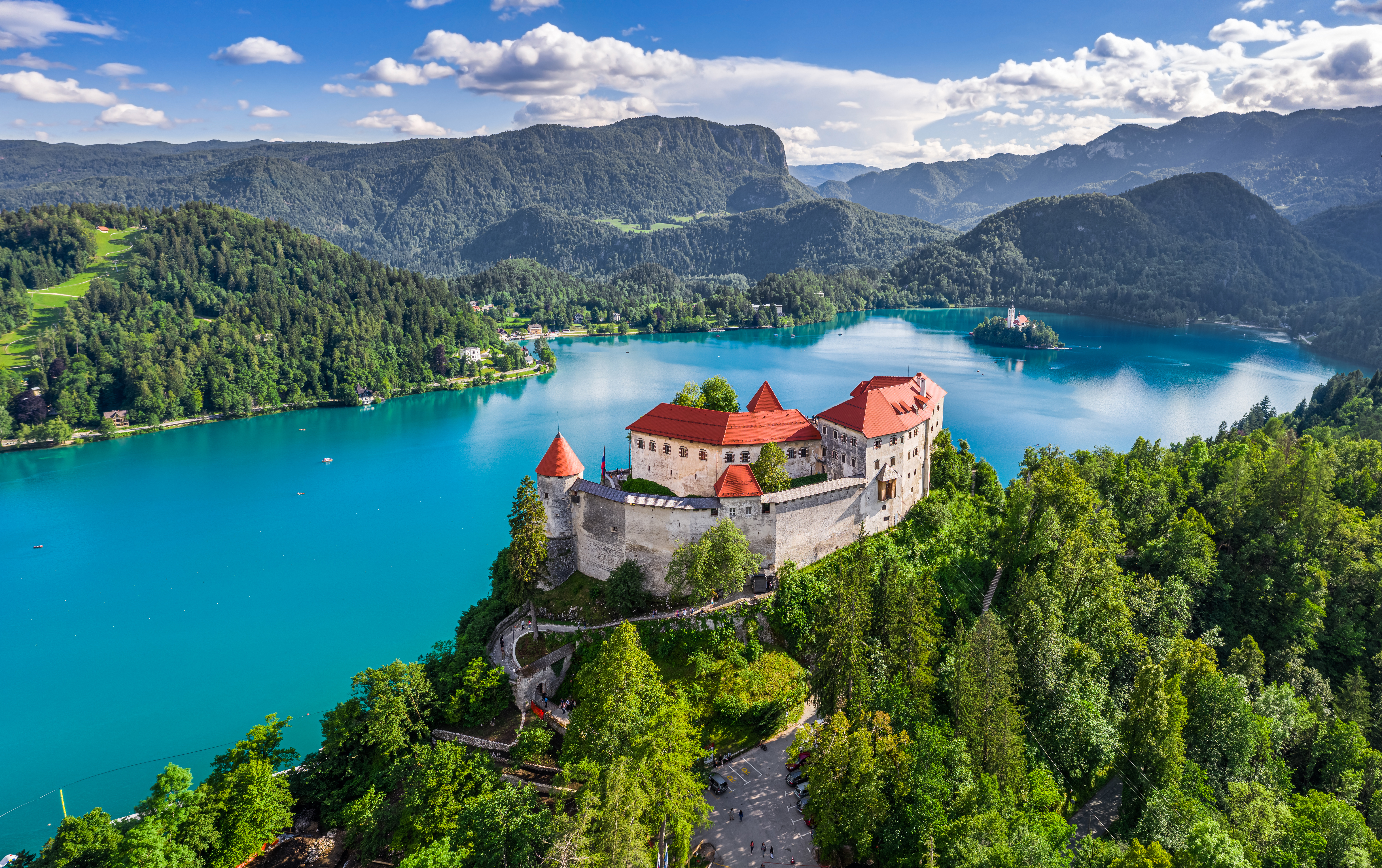 Озеро и замок Блед в Словении, ПМЖ которой могут получить иностранцы