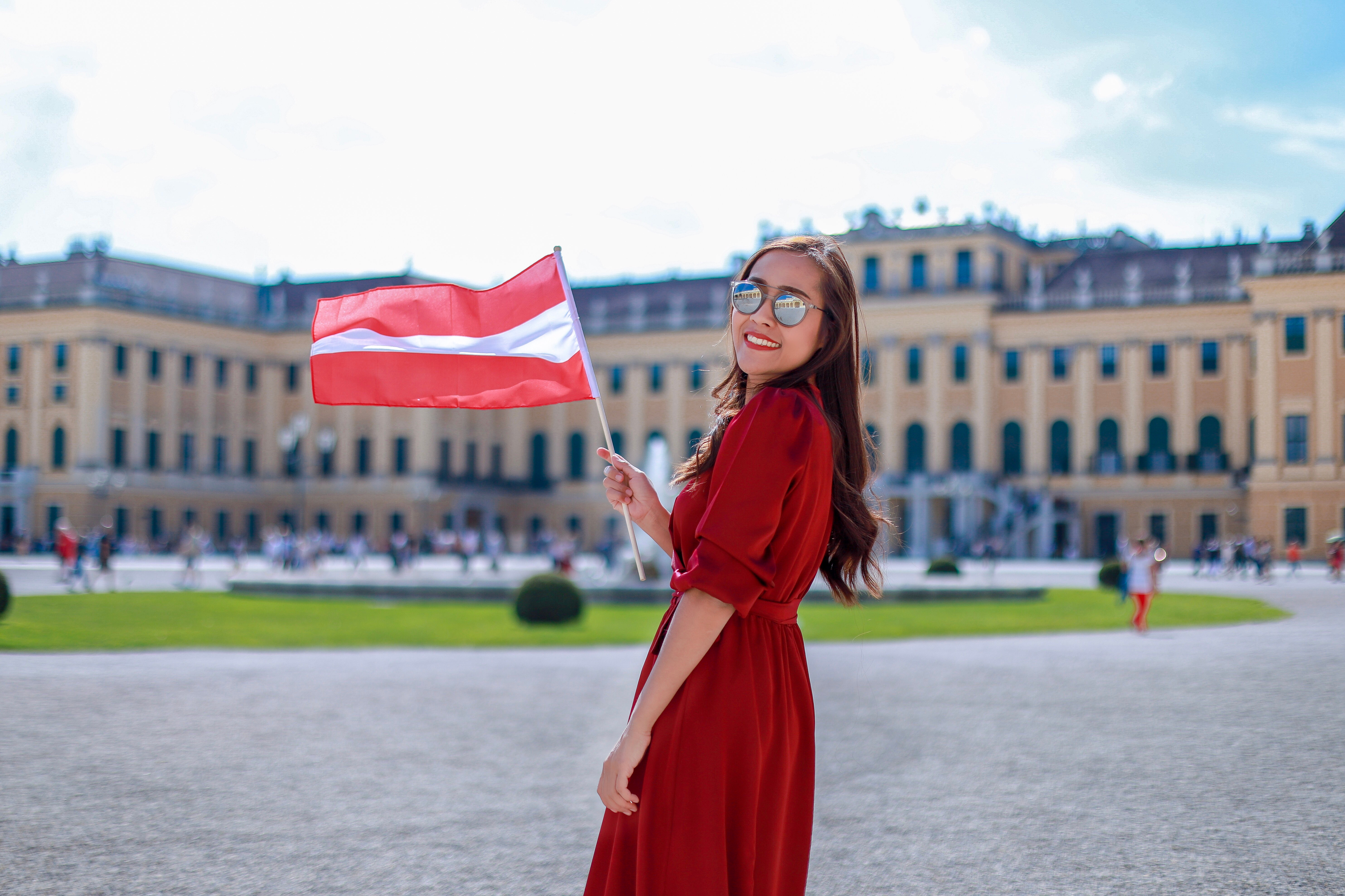 Девушка с флагом Австрии, ВНЖ которой могут получить иностранцы