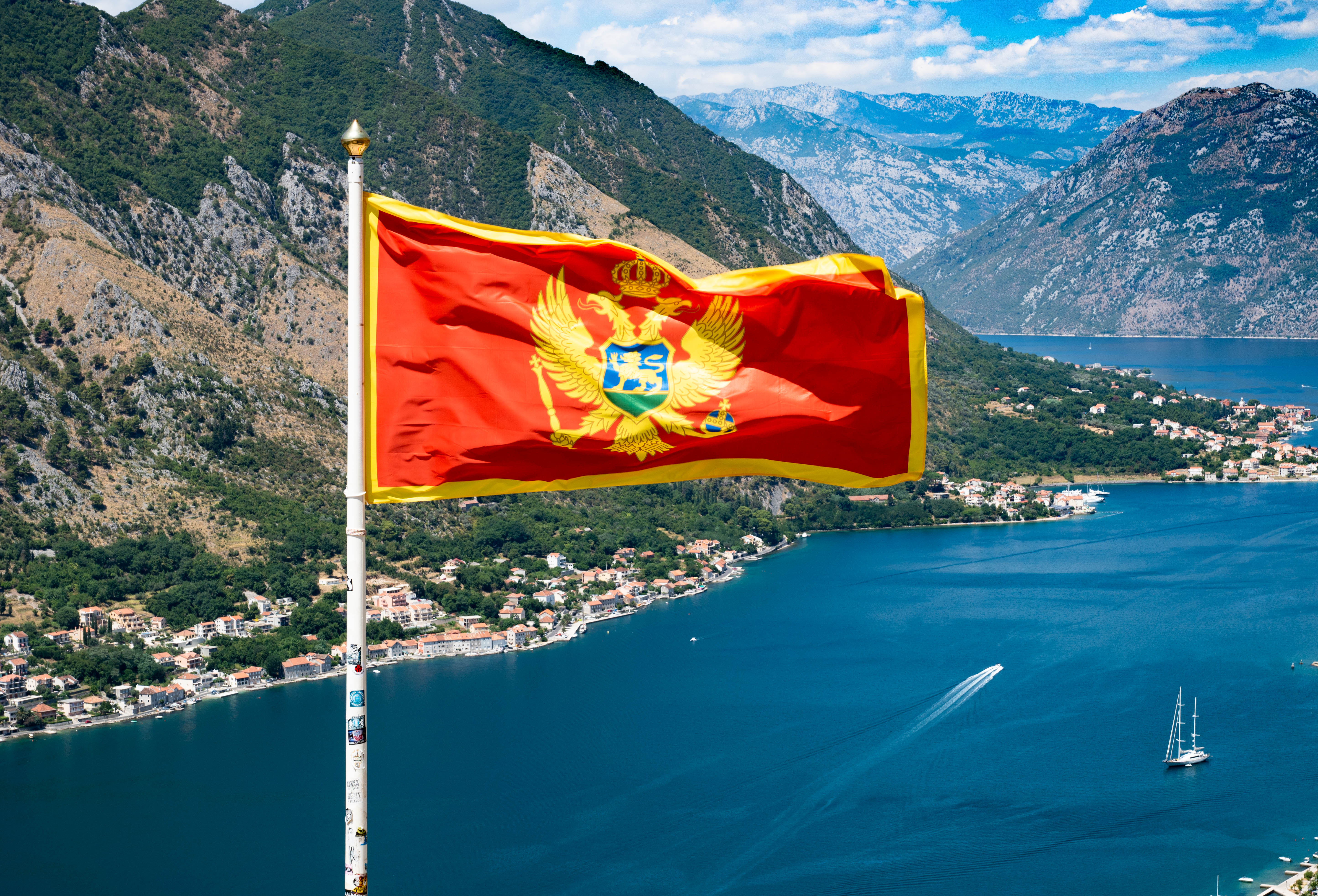 Вид на город Котор и флаг Черногории, ВНЖ которой могут получить россияне, украинцы и белорусы