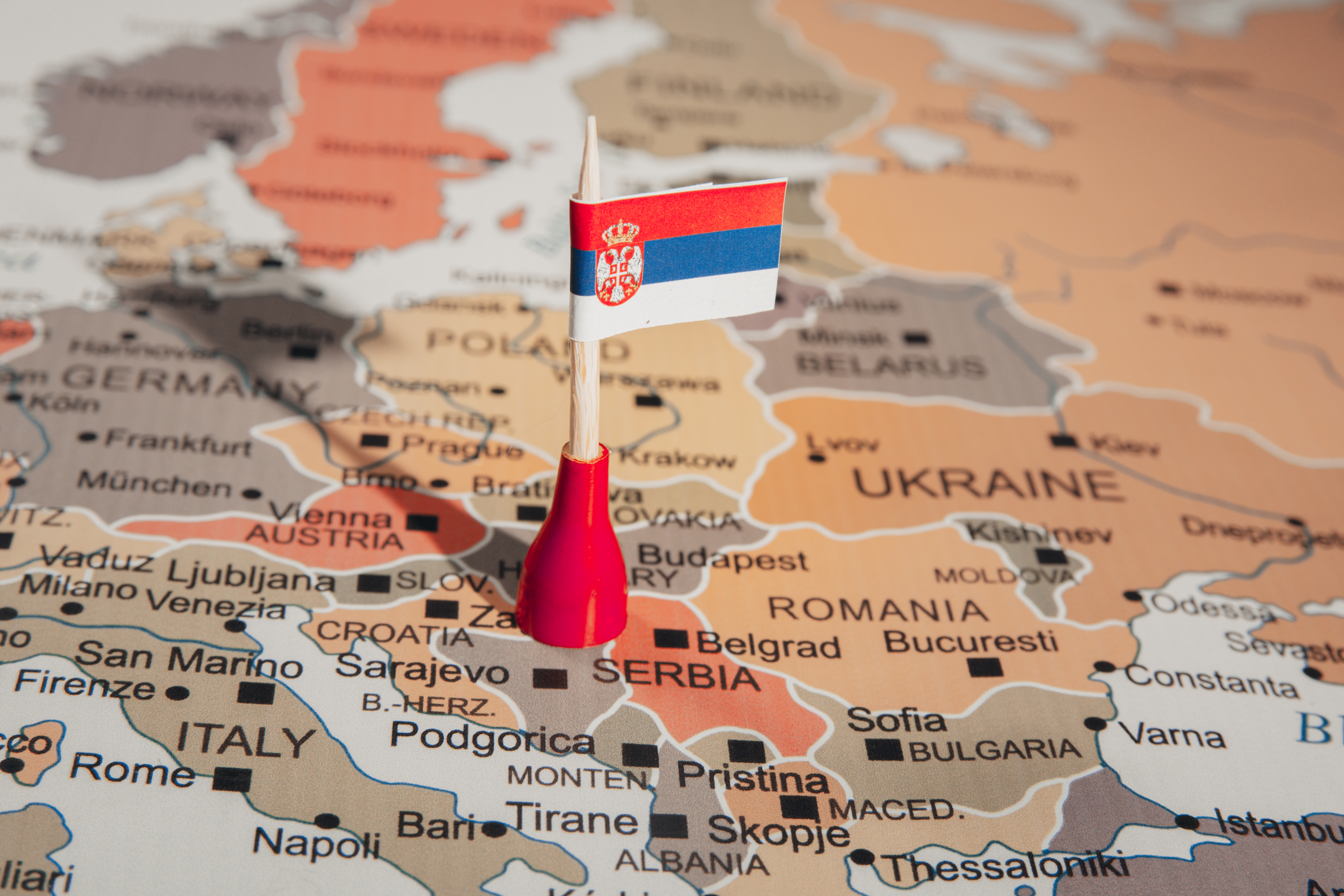 Флаг Сербии, ВНЖ которой могут получить мигранты из России, Беларуси и Украины