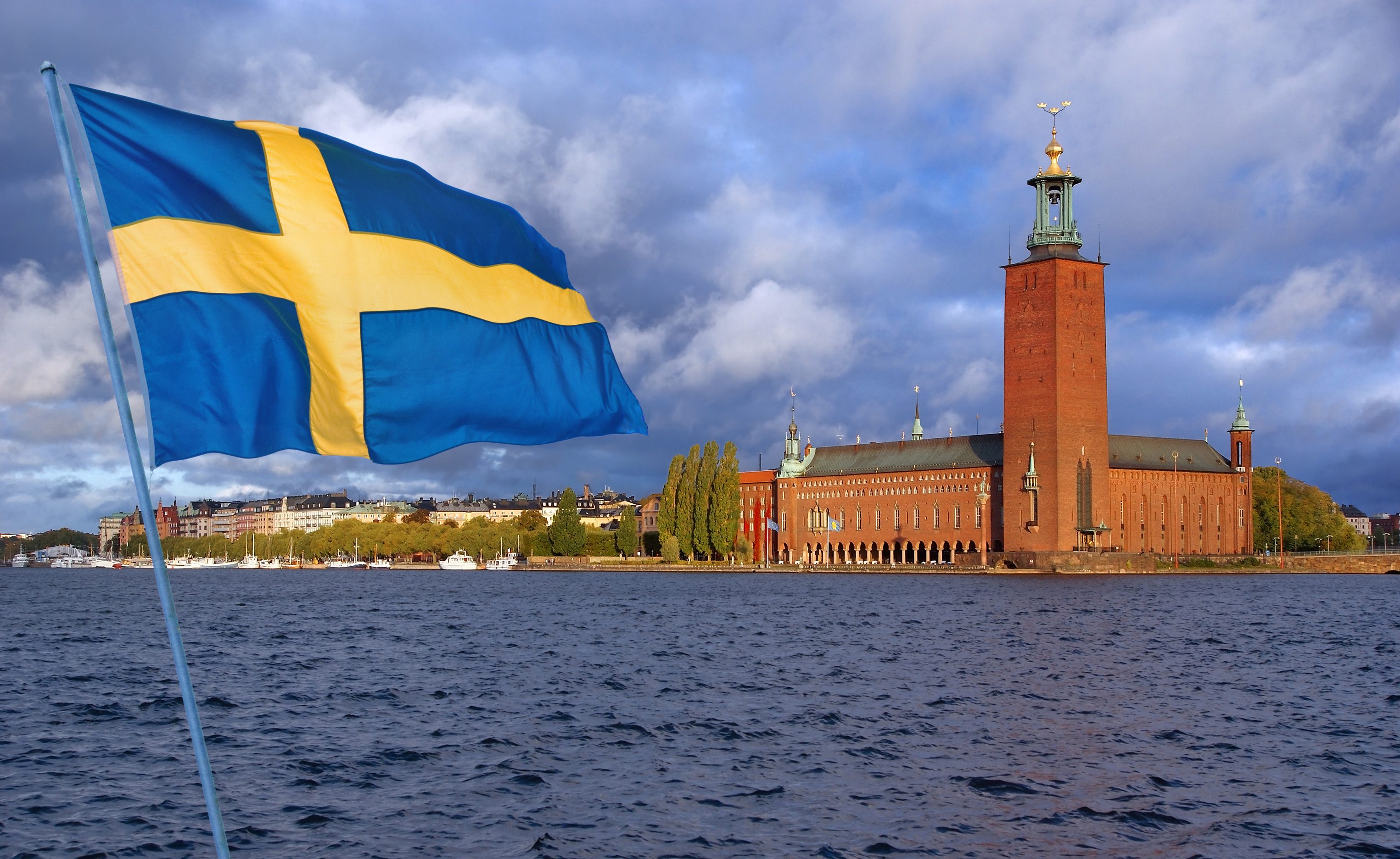 Флаг на фоне Стокгольма, столицы Швеции, ВНЖ которой могут получить иностранцы