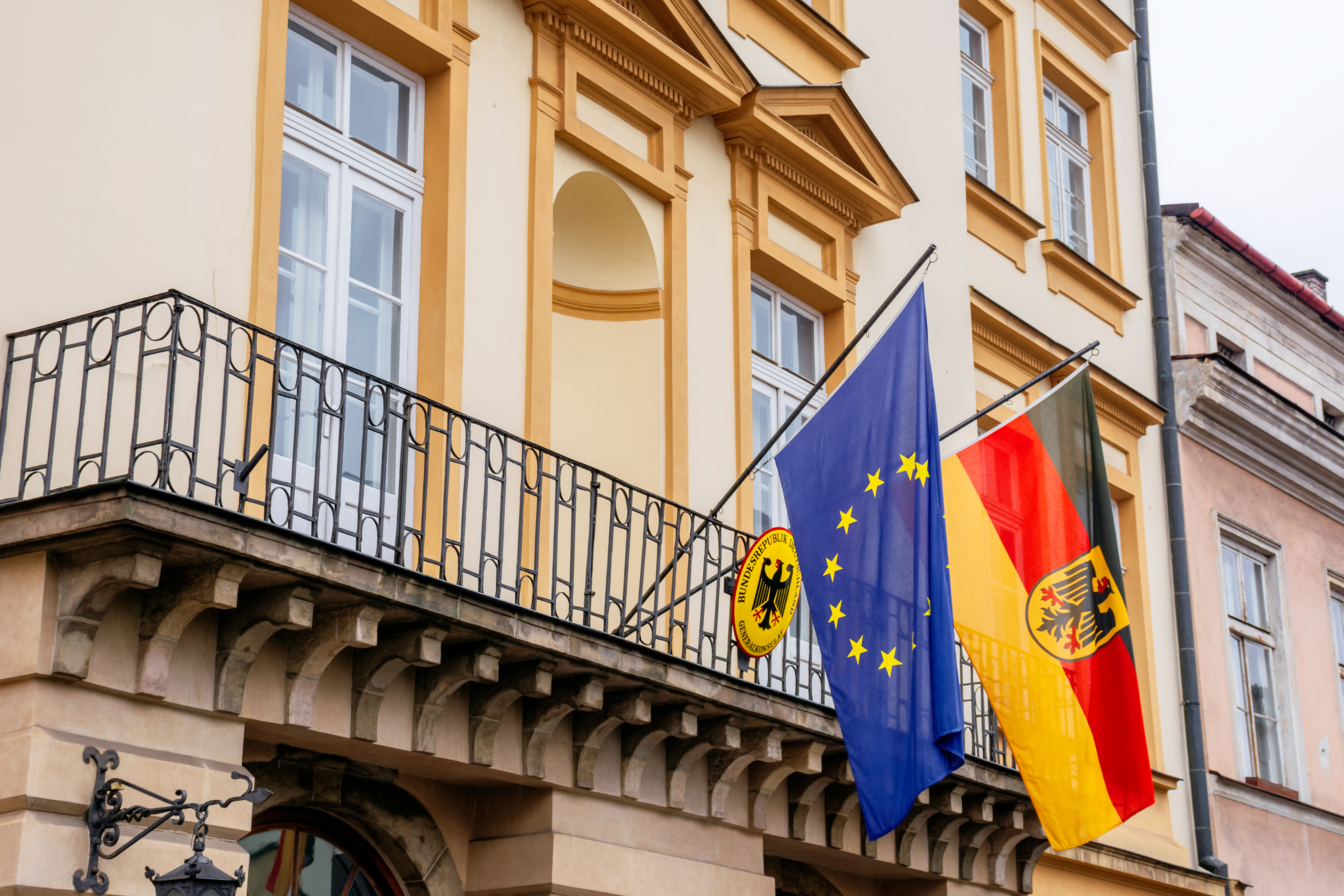 Флаги ЕС и Германии на здании консульства