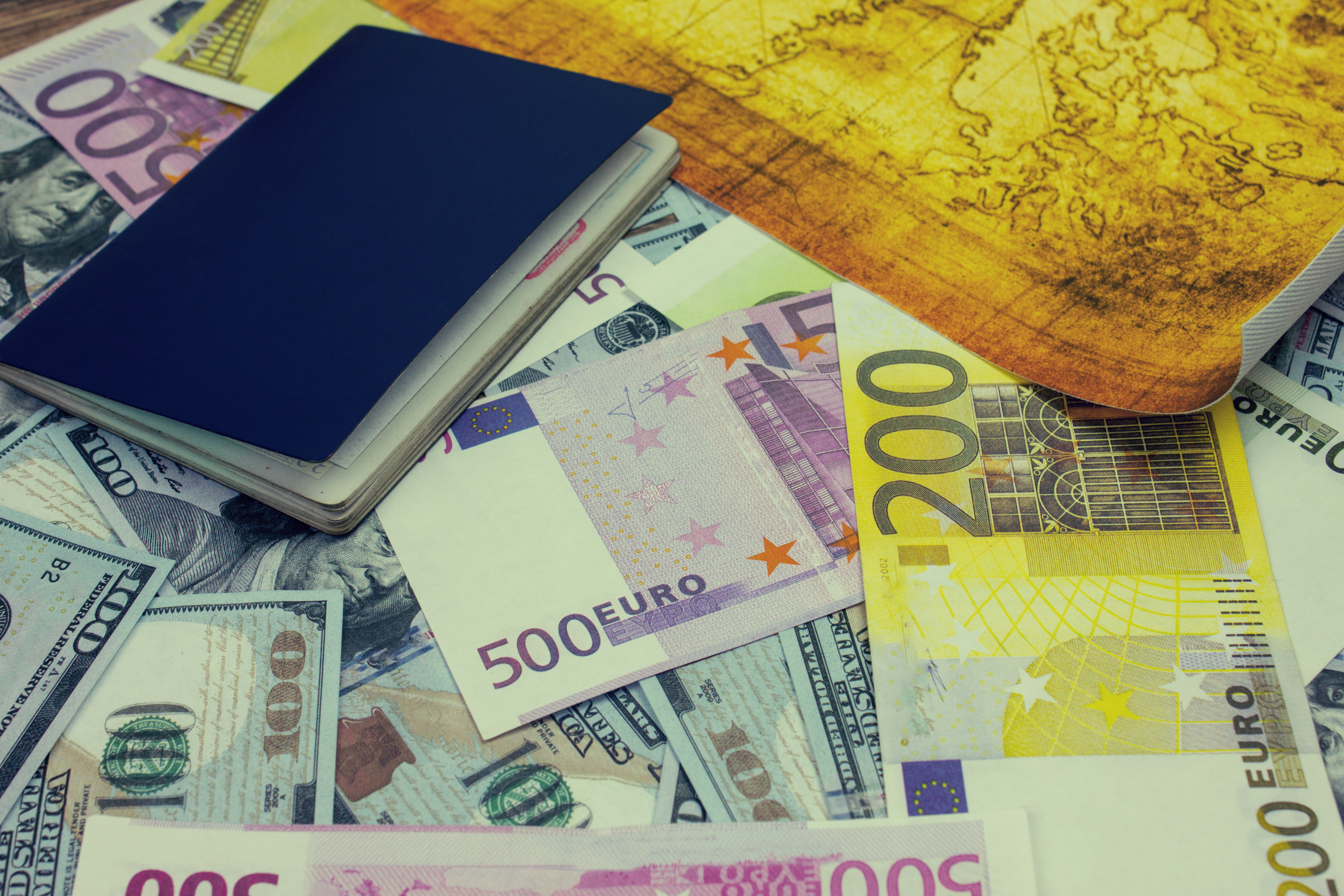 Деньги и паспорт, который можно купить в ЕС