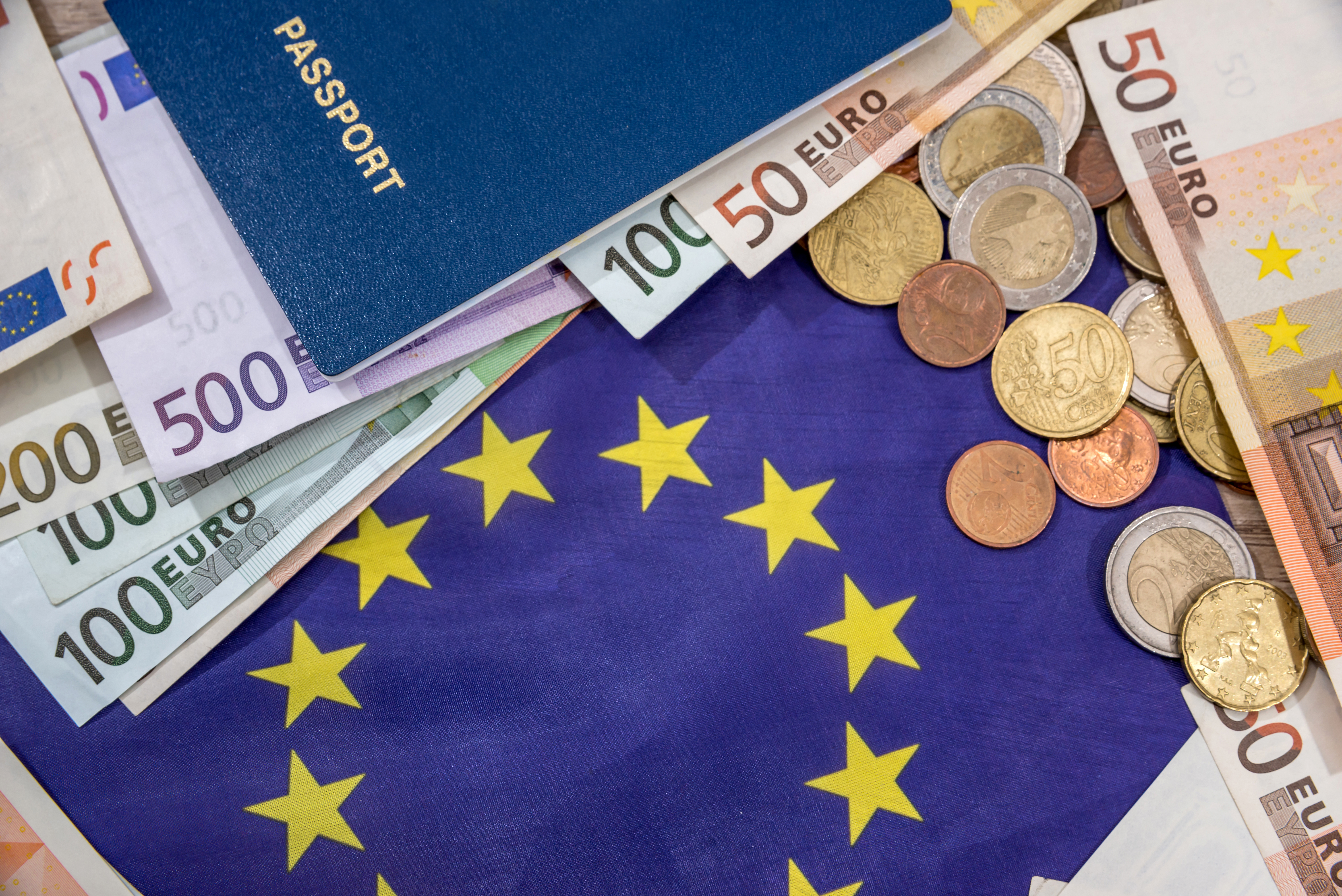Деньги, флаг и паспорт Евросоюза, гражданство которого можно купить за инвестиции