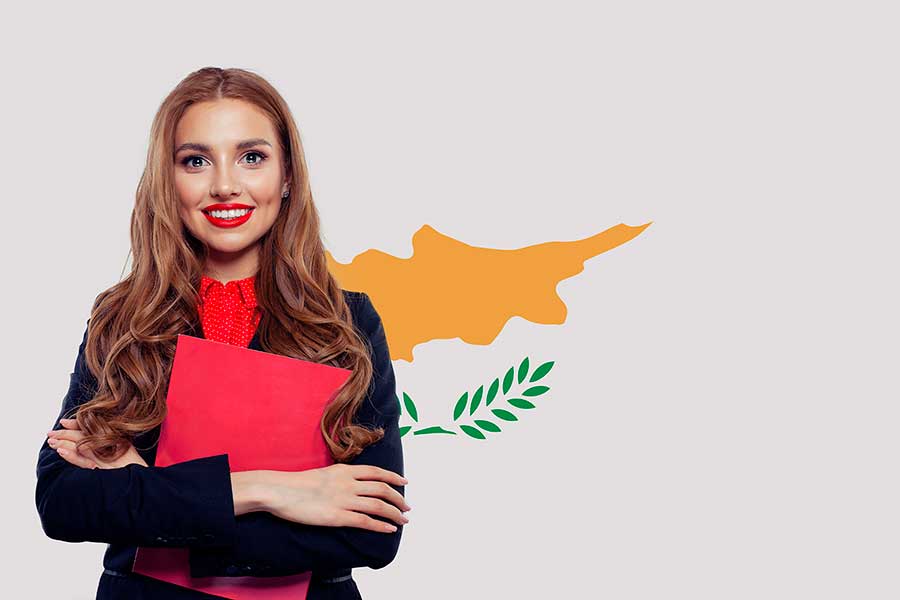 Студентка на фоне флага Кипра, страны, куда могут уехать на учебу иностранцы