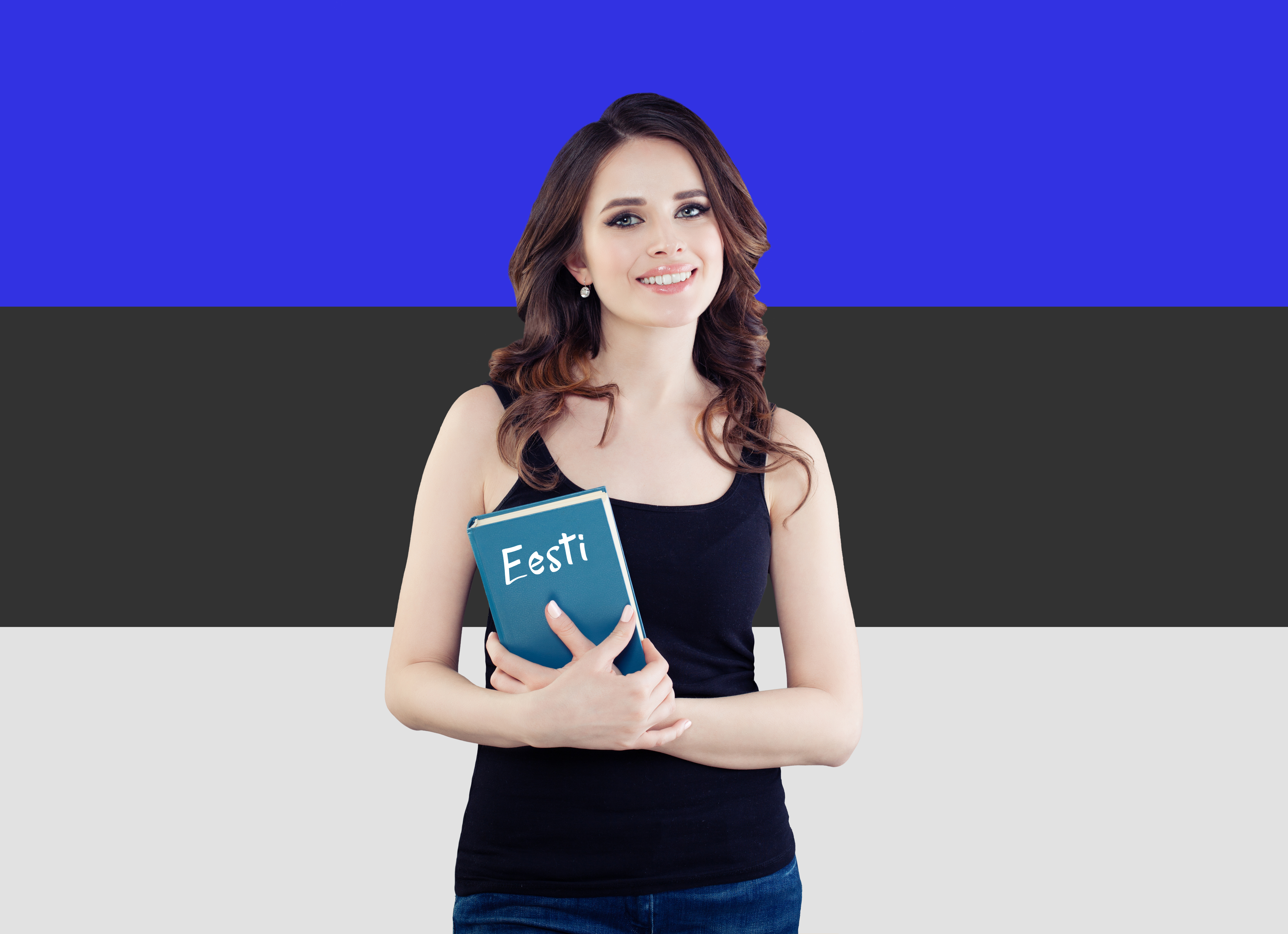 Студентка держит флаг Эстонии, куда могут уехать на учебу иностранцы