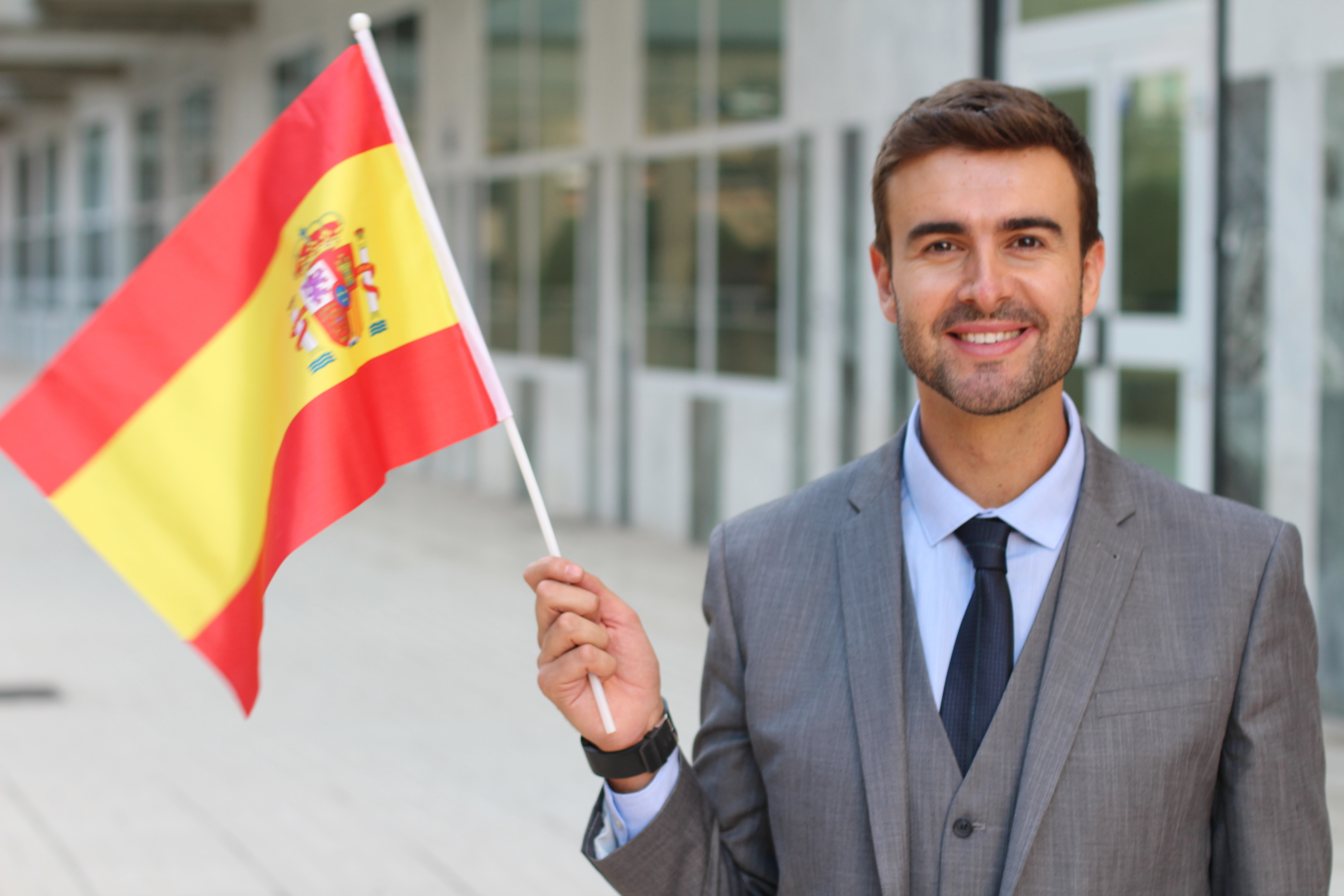Парень с флагом Испании, паспорт которой можно получить согласно отзывам