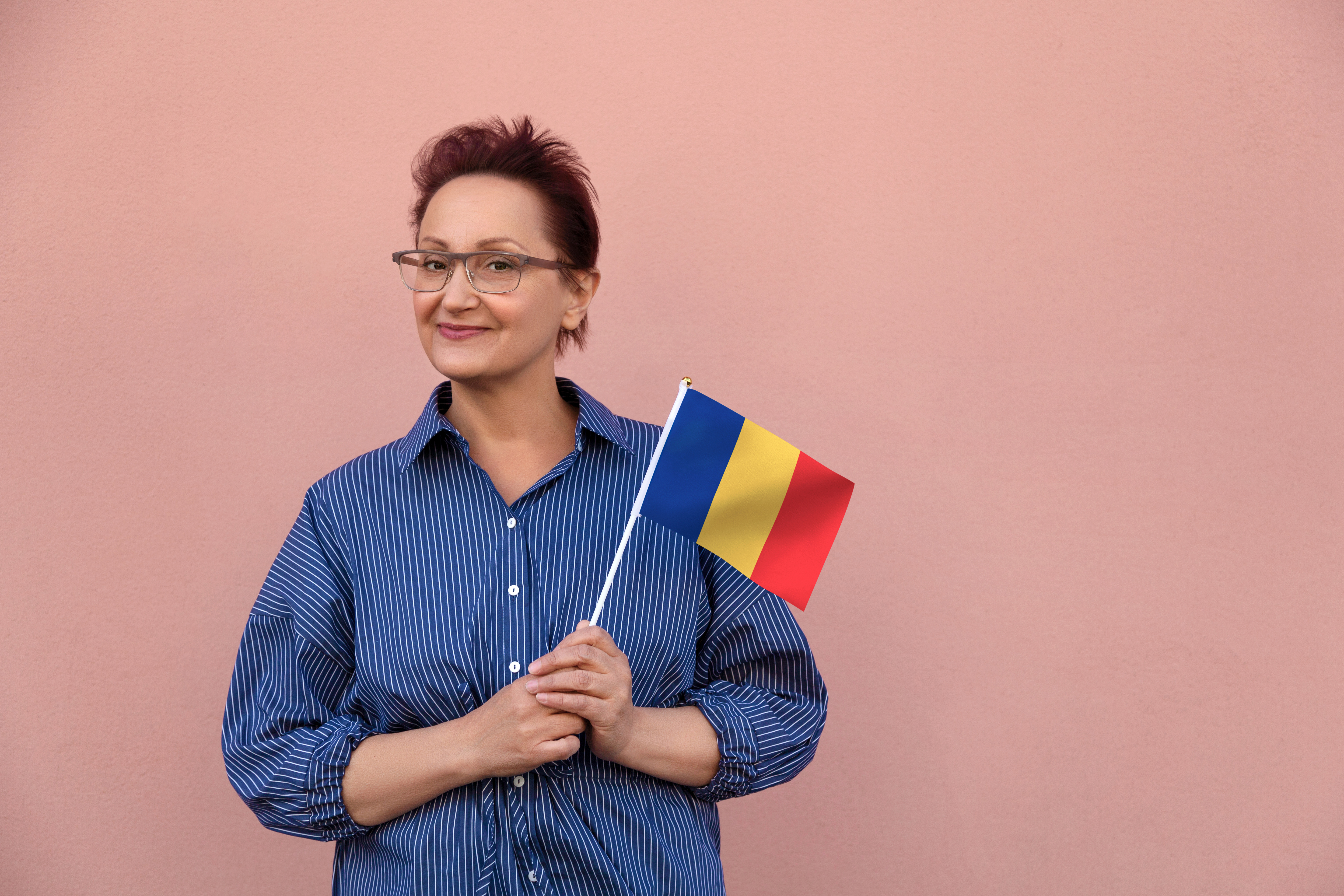 Женщина с флагом Румынии, паспорт которой можно получить согласно отзывам