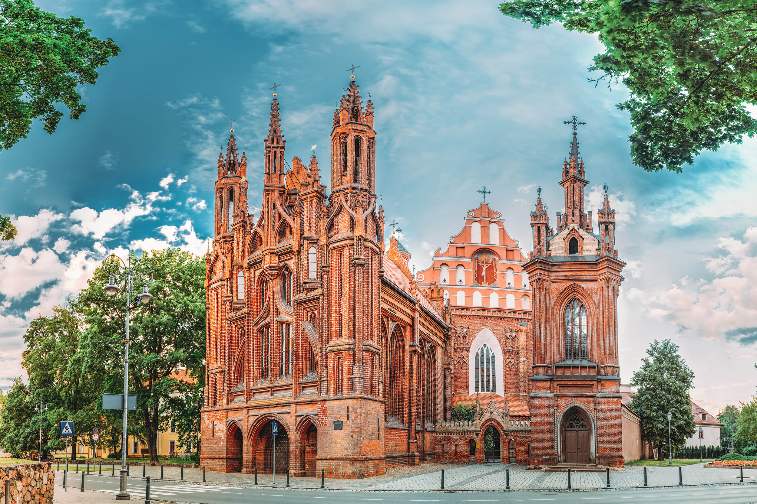 Красивый вид на церковь святой Анни в Литве, где достаточно высокий уровень жизни и пенсии