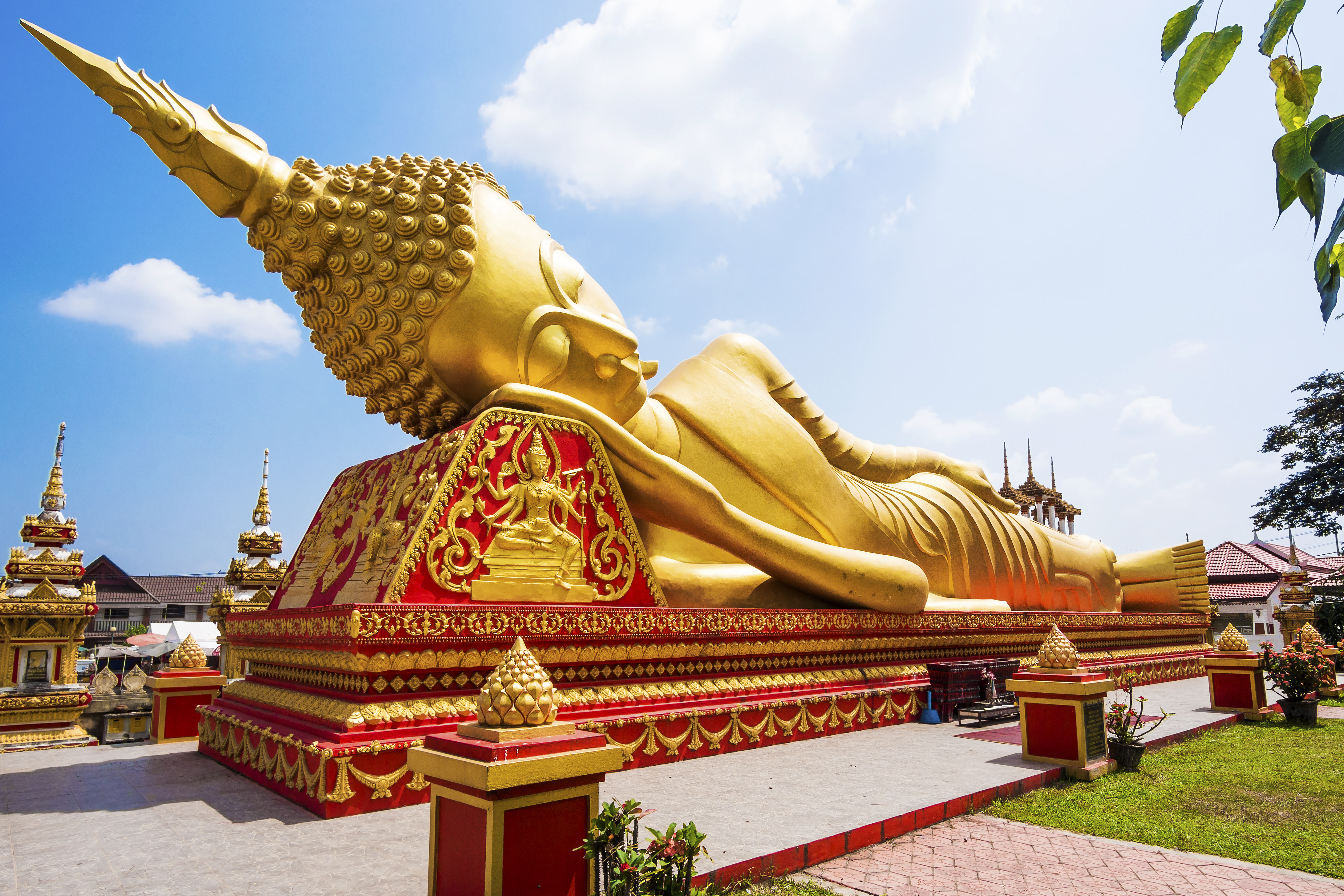 Статуя спящего Будды в Лаосе, стране, работа в которой доступна для россиян