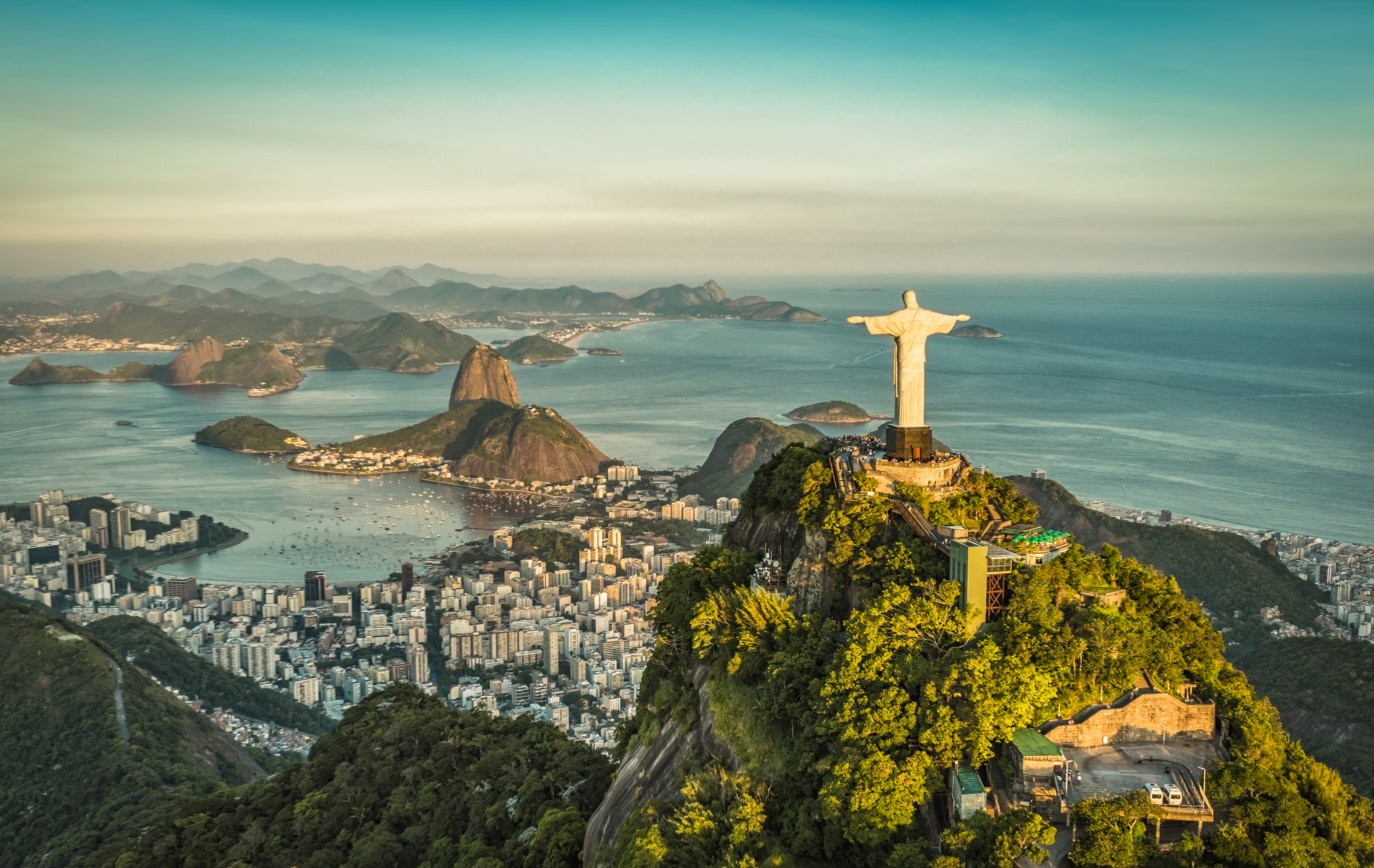 Вид на Рио-де-Жанейро, город в Бразилии, где работа доступна для иностранцев