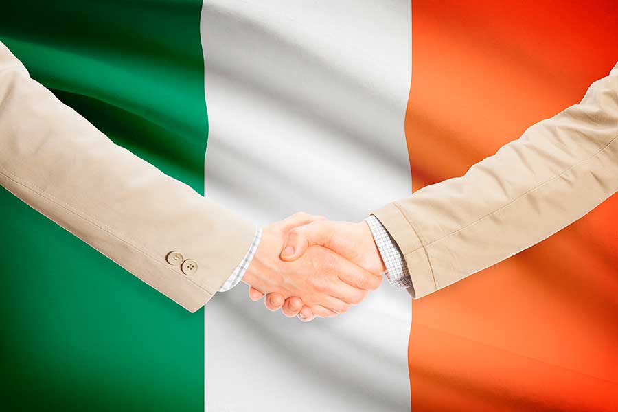 Рукопожатие на фоне флага Ирландии, работа в которой доступна для иностранцев