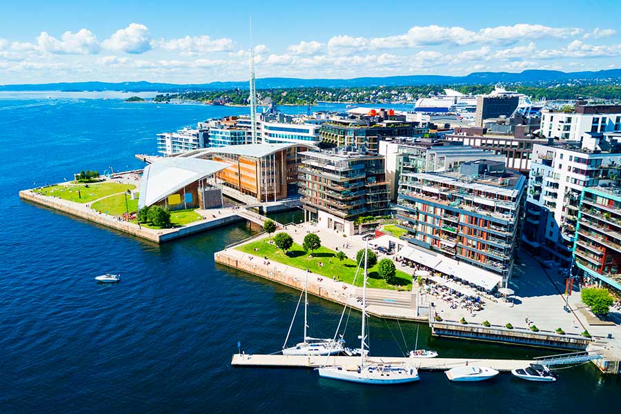 Вид на Осло, столицу Норвегии, где работа доступна для иностранцев