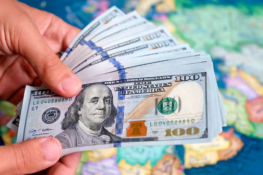 Доллары в руках - прототип средней зарплаты в мире