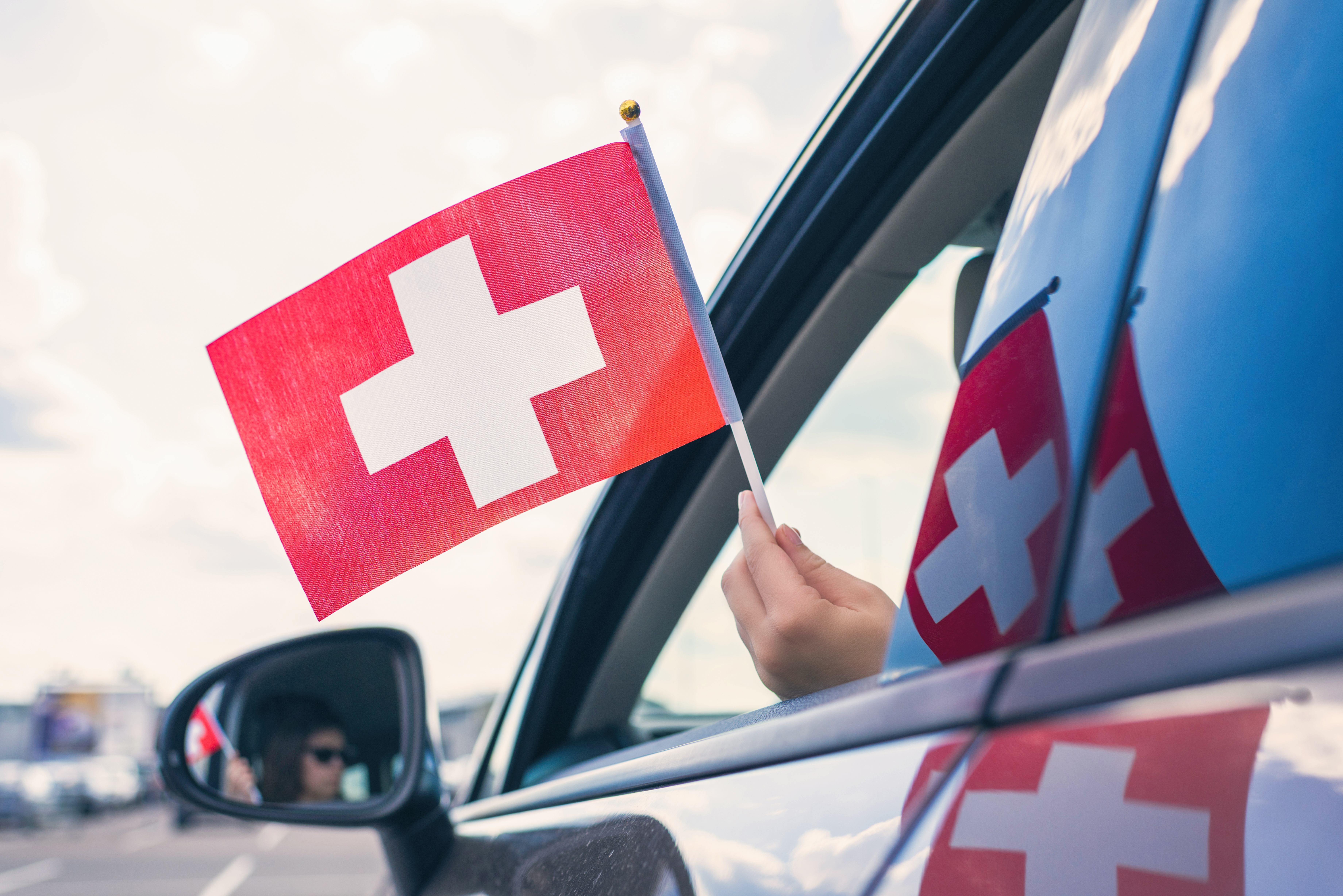 Флаг Швейцарии, куда есть возможность переехать для беженцев