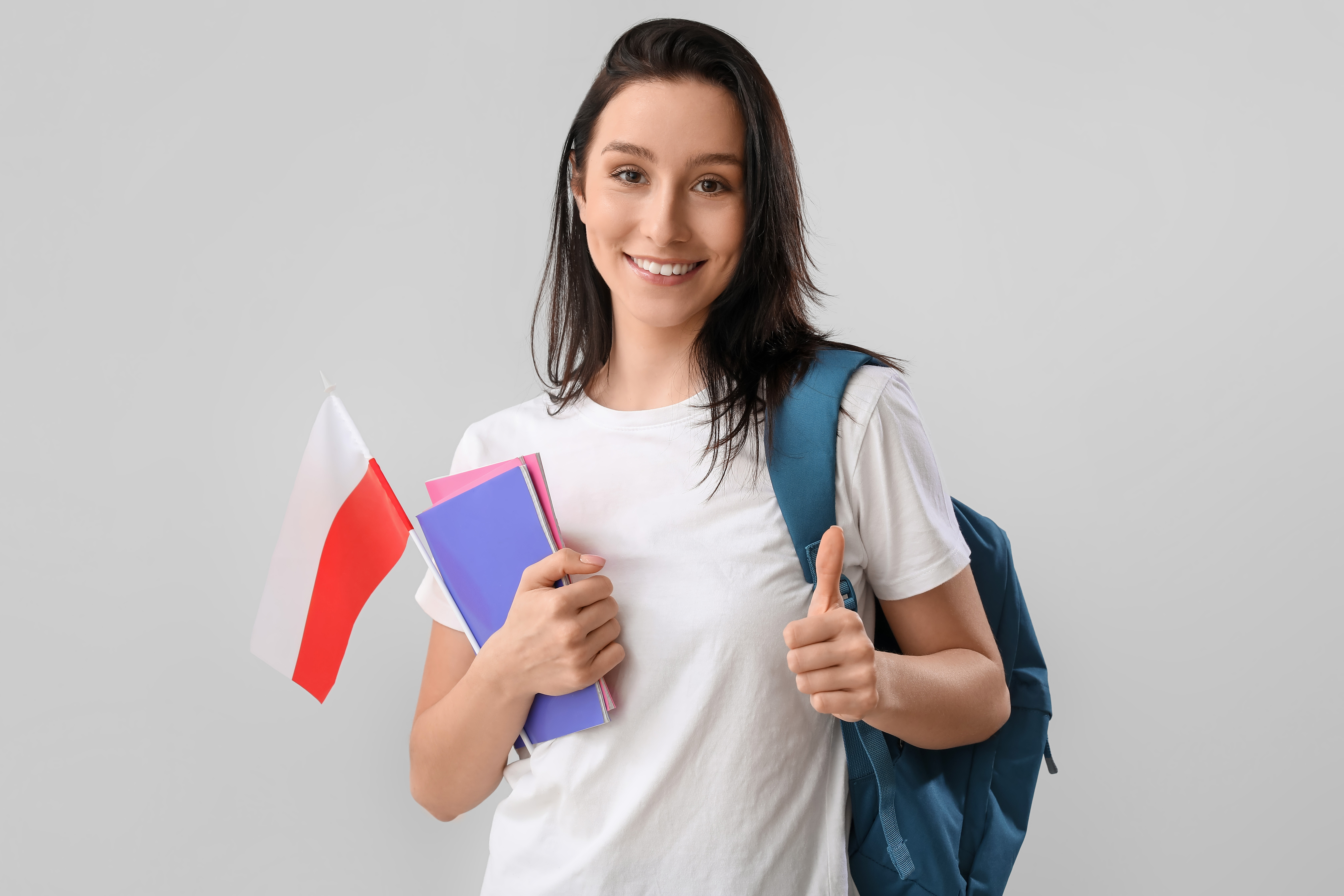 Девушка с флагом Польши, где для учебы иностранцам надо оформлять студенческую визу