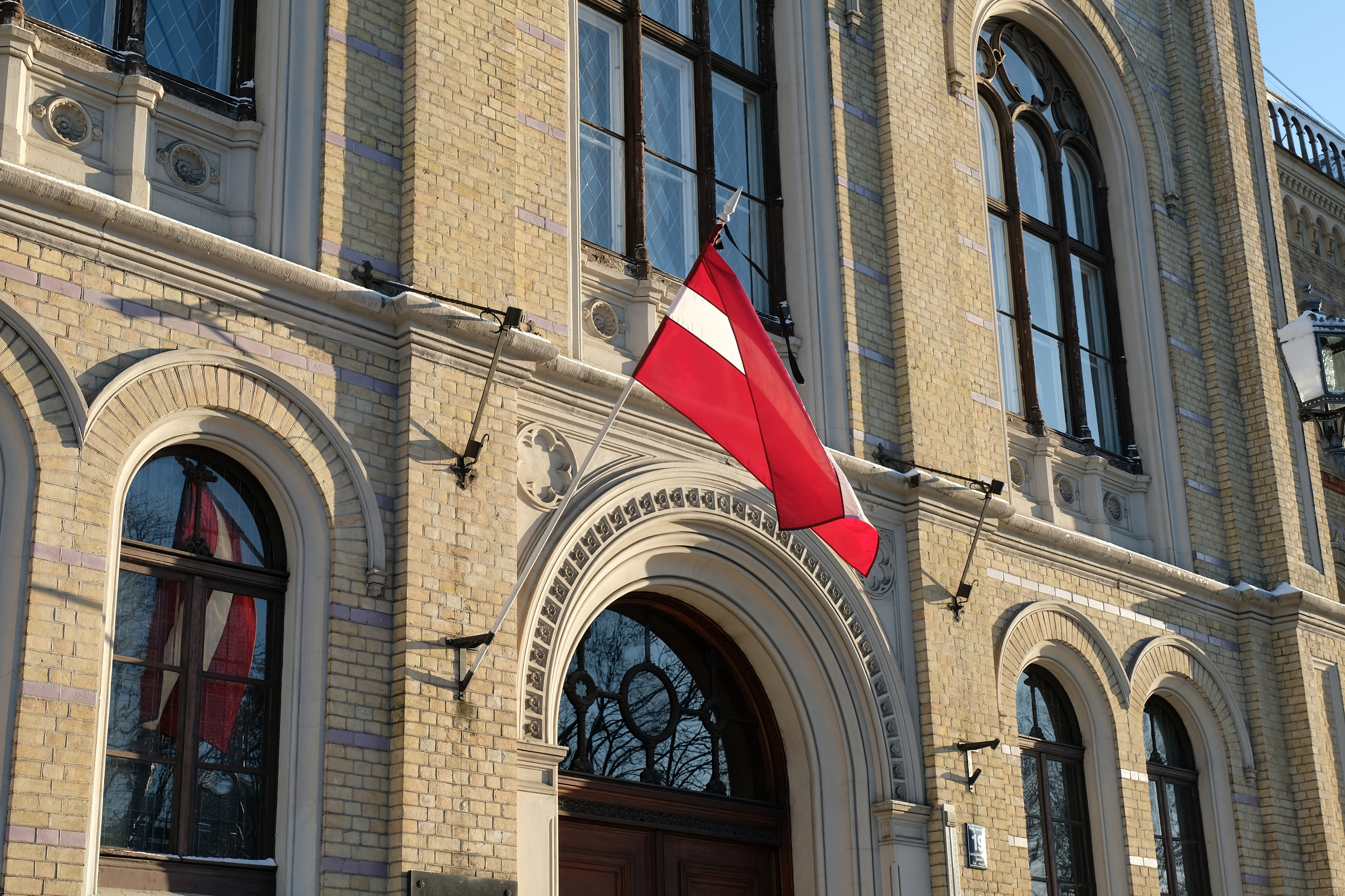 Университет и флаг Латвии, страны, где есть возможность обучаться для иностранцев