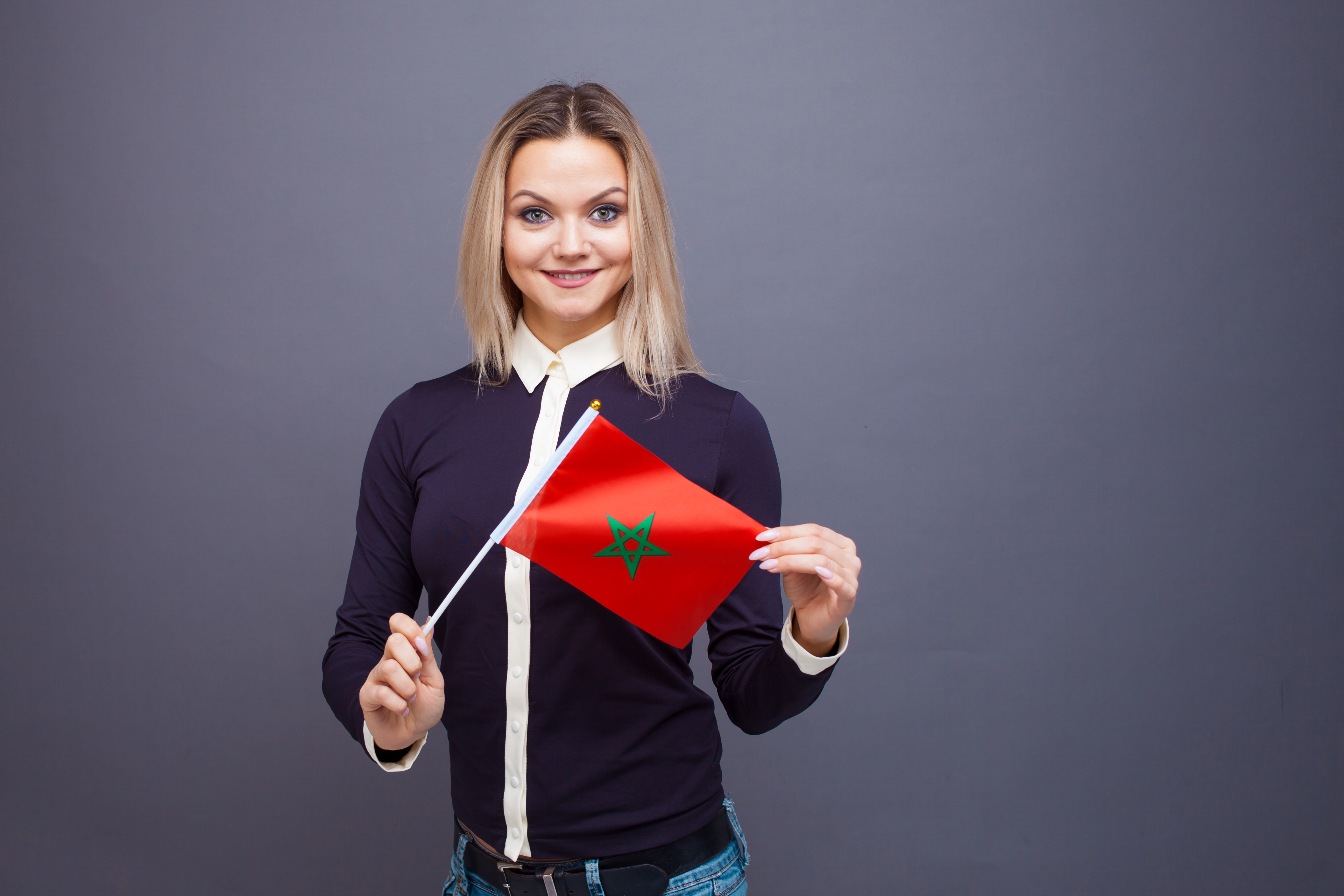 Девушка с флагом Марокко, где есть возможность обучаться для русских