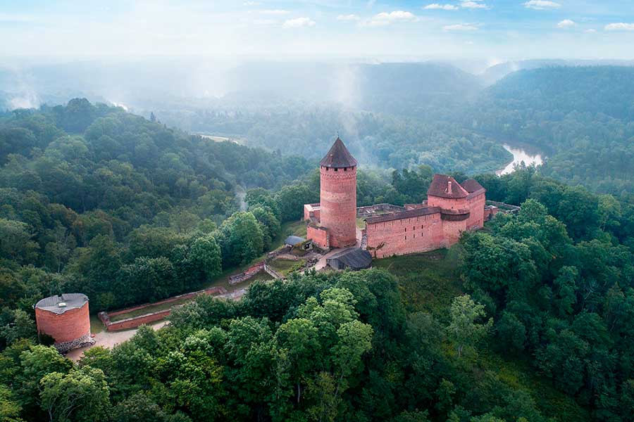 Турайдский замок в Латвии, где достаточно высокий уровень жизни