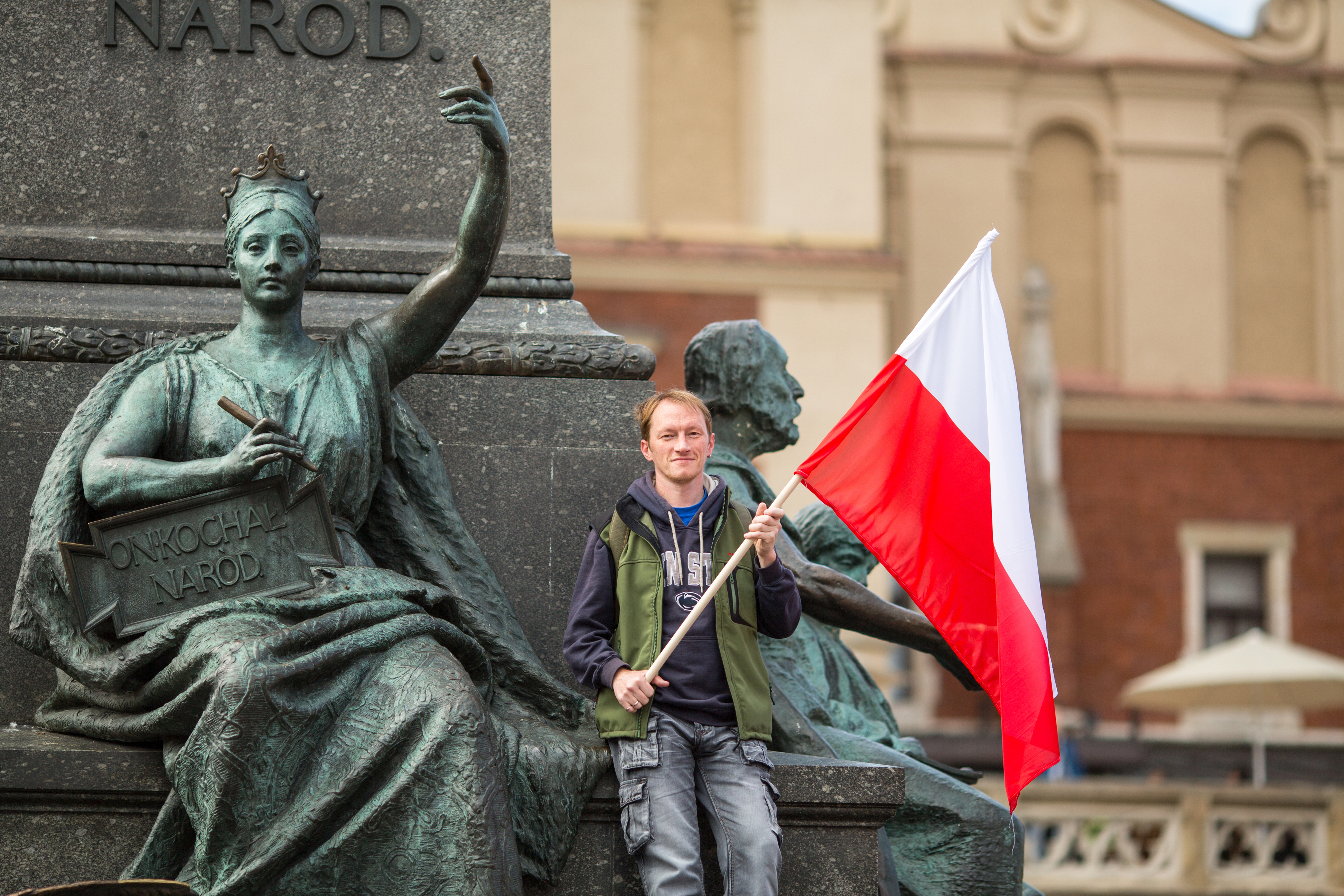 Мужчина с флагом Польши, куда могут иммигрировать иностранцы