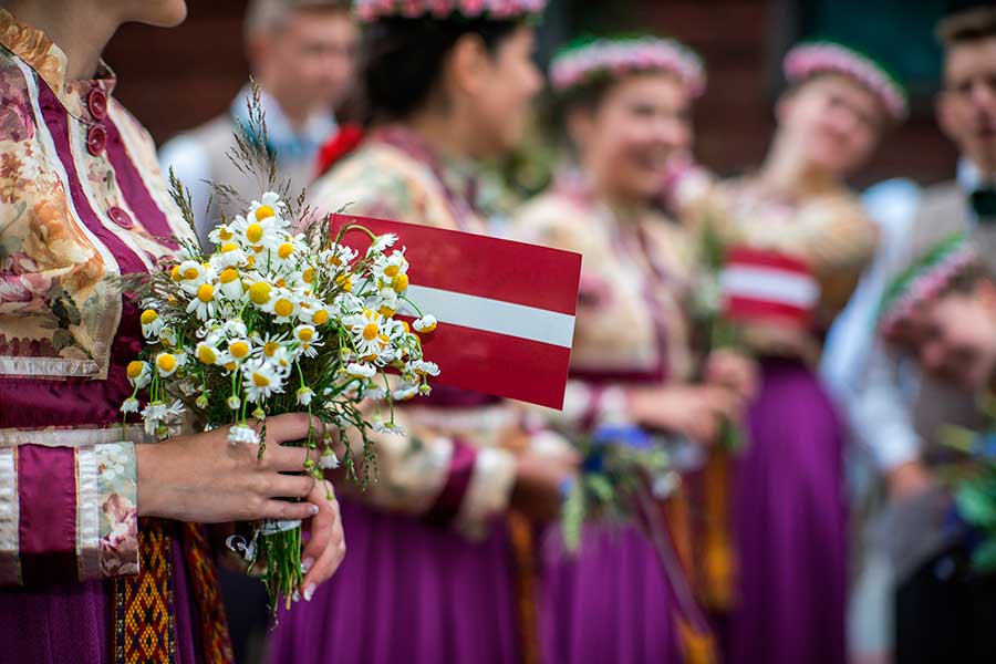 Девушки с флагом Латвии, куда визу могут оформить иностранцы