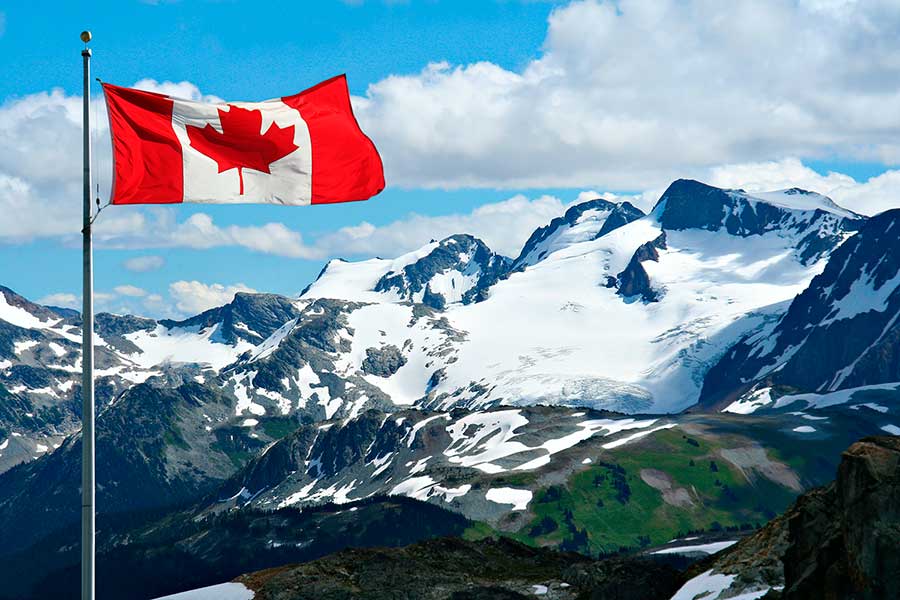 Флаг на фоне гор в Канаде, где россияне могут получить ВНЖ