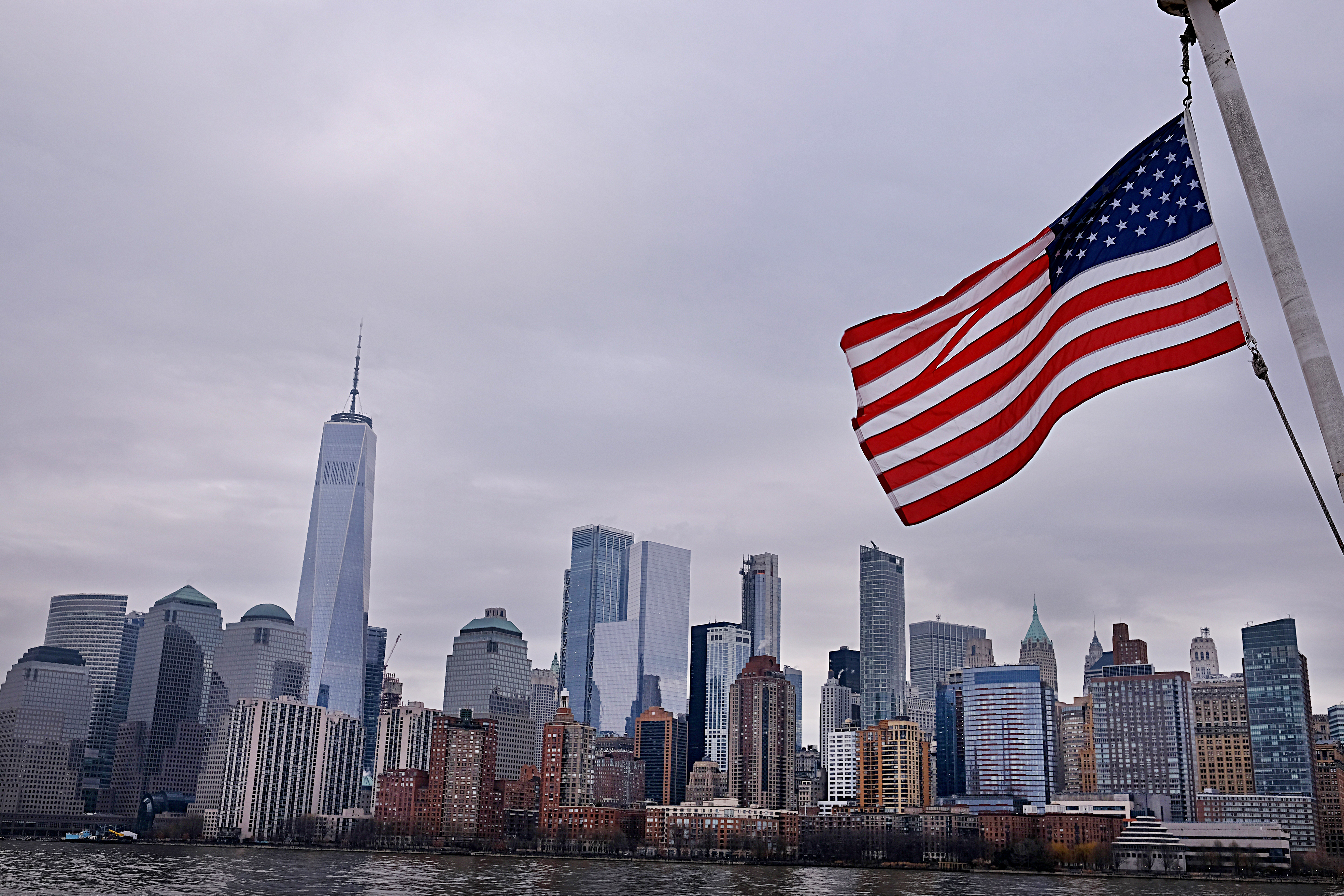 Вид на Манхэттен и флаг США, ВНЖ которых могут получить россияне